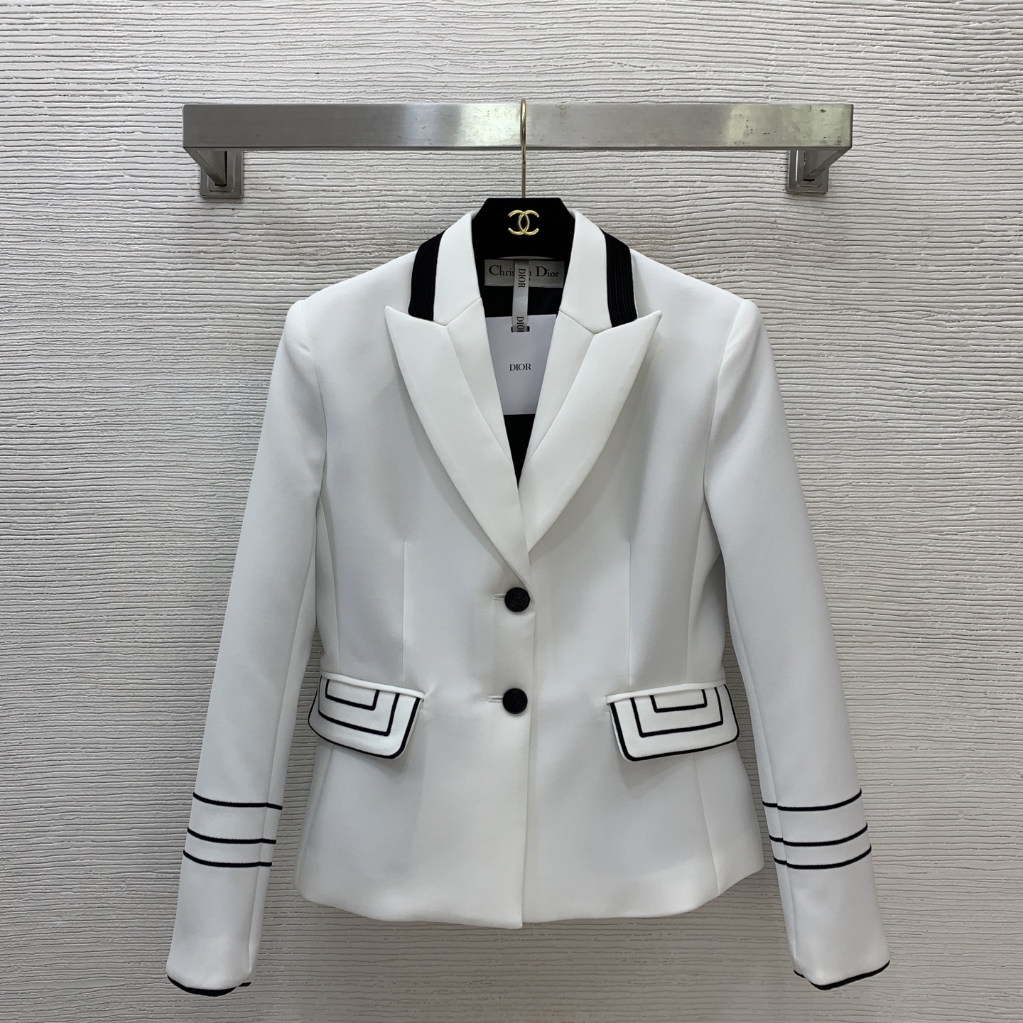 NO:713498,Style number G26011758 Dio* new model, high-end customized quality!  Original two-button slim fit short lapel long-sleeved blazer with letter logo buttons and contrasting stripes!  It is real pocket off-white, black, (M size shoulder width 39 with shoulder pads, bust 92, sleeve length 59, dress length 59) hair, dior, jackets & coats, business suit,19860909款号G26011758 Dio*新款 高端定制精品质量！原版字母logo纽扣撞色条纹两粒扣修身版短款翻领长袖西装外套！是真口袋灰白色,黑色, （M码肩宽39有垫肩,胸围92,袖长59,衣长59）发,,dior,jackets & coats,business suit,,Women's clothing