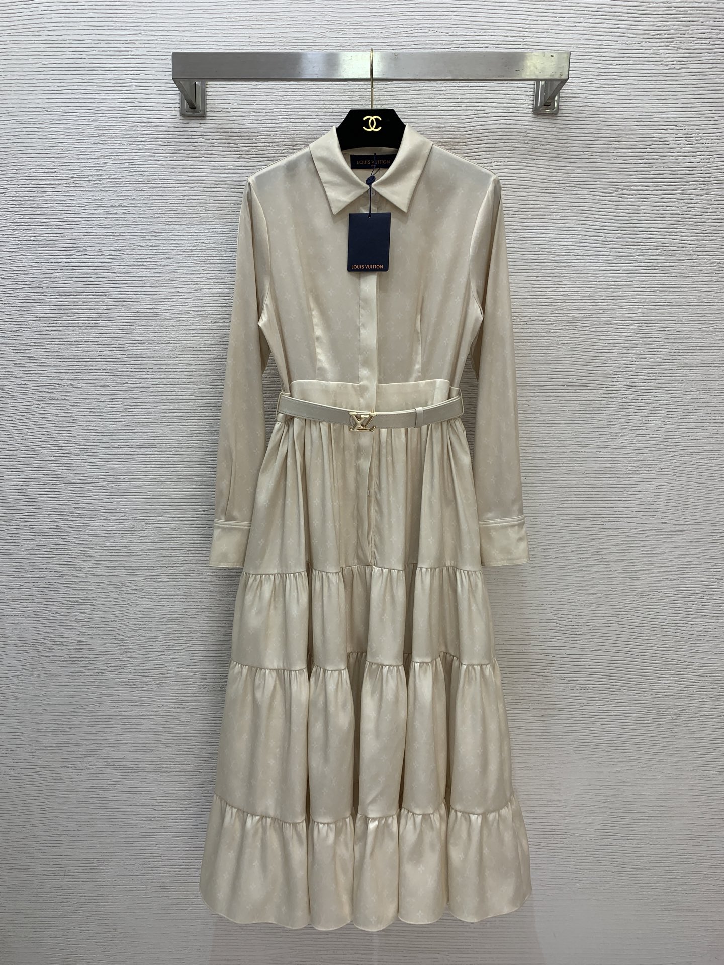 NO:710996,Style number G26011548 LOUIS*Lvjia LV new model, high-end customized quality!  Half-breasted placket with letter logo buttons, layered splicing, large skirt, long lapel and long-sleeved dress!  Navy blue, apricot, (S size shoulder width 39, bust 86, waist 72, sleeve length 60, skirt length 121), Louis Vuitton-clothing,louis vuitton,louis vuitton,louis vuitton,louis vuitton,louis vuitton,skirts,19860909款号G26011548 LOUIS*驴家LV新款 高端定制精品质量！字母logo纽扣半排扣门襟层层拼接大裙摆长款翻领长袖连衣裙！藏蓝色、杏色、（S码肩宽39,胸围86,腰围72,袖长60,裙长121）,路易威登-服装,louis vuitton,louis vuitton,louis vuitton,louis vuitton,louis vuitton,skirts,,Women's clothing