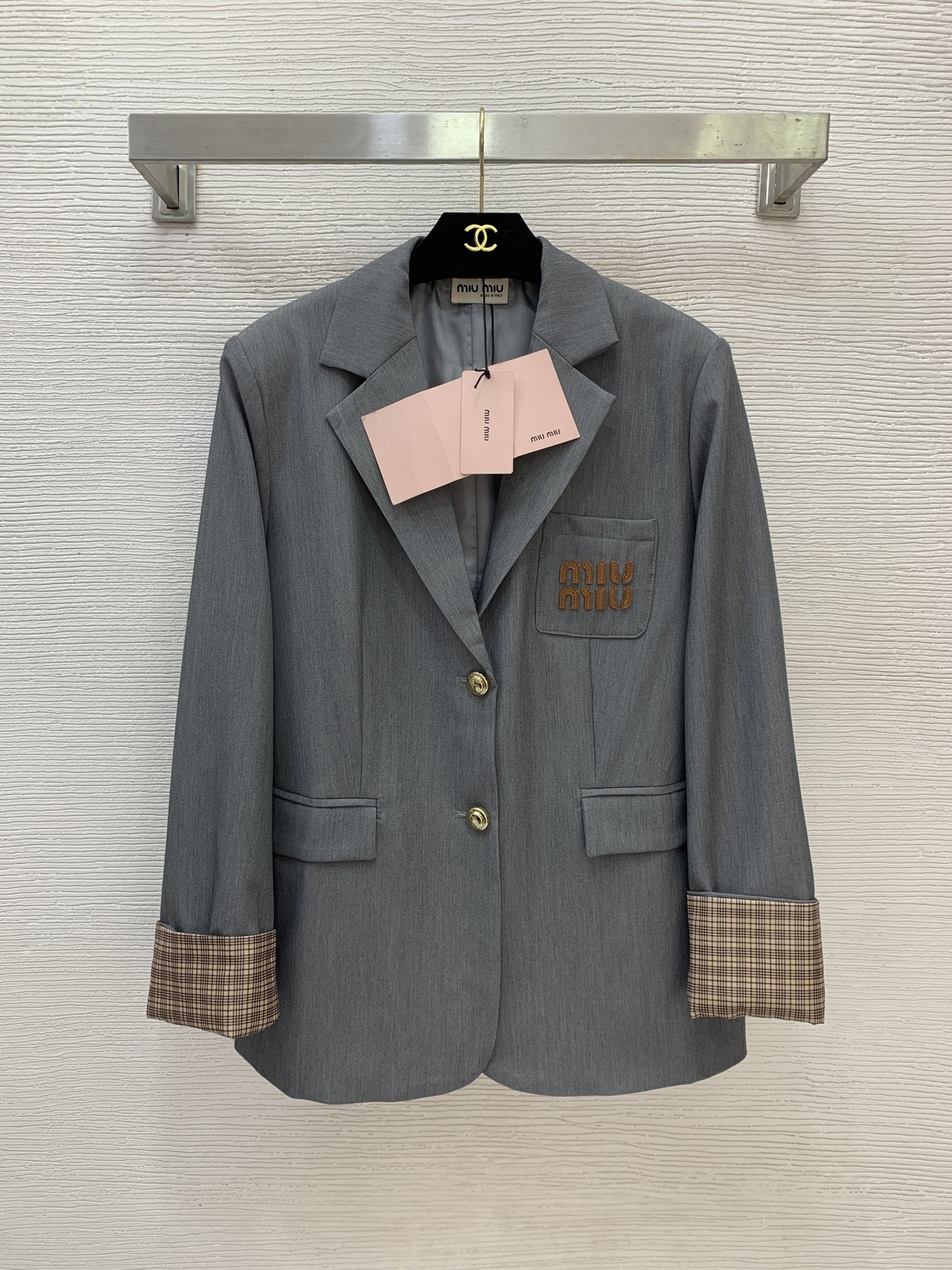 NO:713515,Model No. D26011728 MIUMI*Miaojia's new chest pocket leather letter logo logo plaid cuffed sleeves fashionable commuting and versatile two-button suit jacket!  Black, gray, (M size shoulder width 42 with shoulder pads, bust 100~104, sleeve length 57, dress length 72) hair,,miumiu,jackets & coats,business suit,19860909款号D26011728 MIUMI*缪家新款 胸前口袋皮革字母logo徽标格纹翻边袖时尚通勤百搭两粒扣西装外套！黑色、灰色、（M码肩宽42有垫肩,胸围100～104,袖长57,衣长72）发,,miumiu,jackets & coats,business suit,,Women's clothing