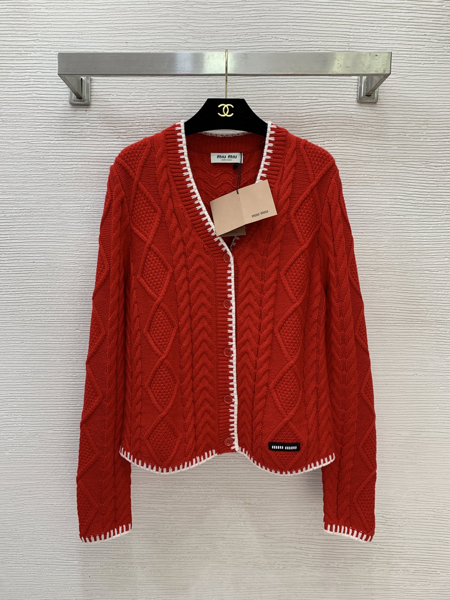 NO:710959,Model No. G26011672 MIUMI*U Miujia's new high-end customized letter logo buttons with contrasting color toothed edges V-neck buttoned long-sleeved knitted cardigan jacket!  Black, red, 36.38.40 (size 38 shoulder width 41, bust 96, sleeve length 68, back length 58), Balmain-clothing, balmain, miumiu, jackets & coats,19860909款号G26011672 MIUMI*U缪家新款 高端定制字母logo纽扣撞色齿纹包边V领系扣长袖针织开衫外套！黑色、红色、36.38.40（38码肩宽41,胸围96,袖长68,背中长58）,巴尔曼-服装,balmain,miumiu,jackets & coats,,Women's clothing