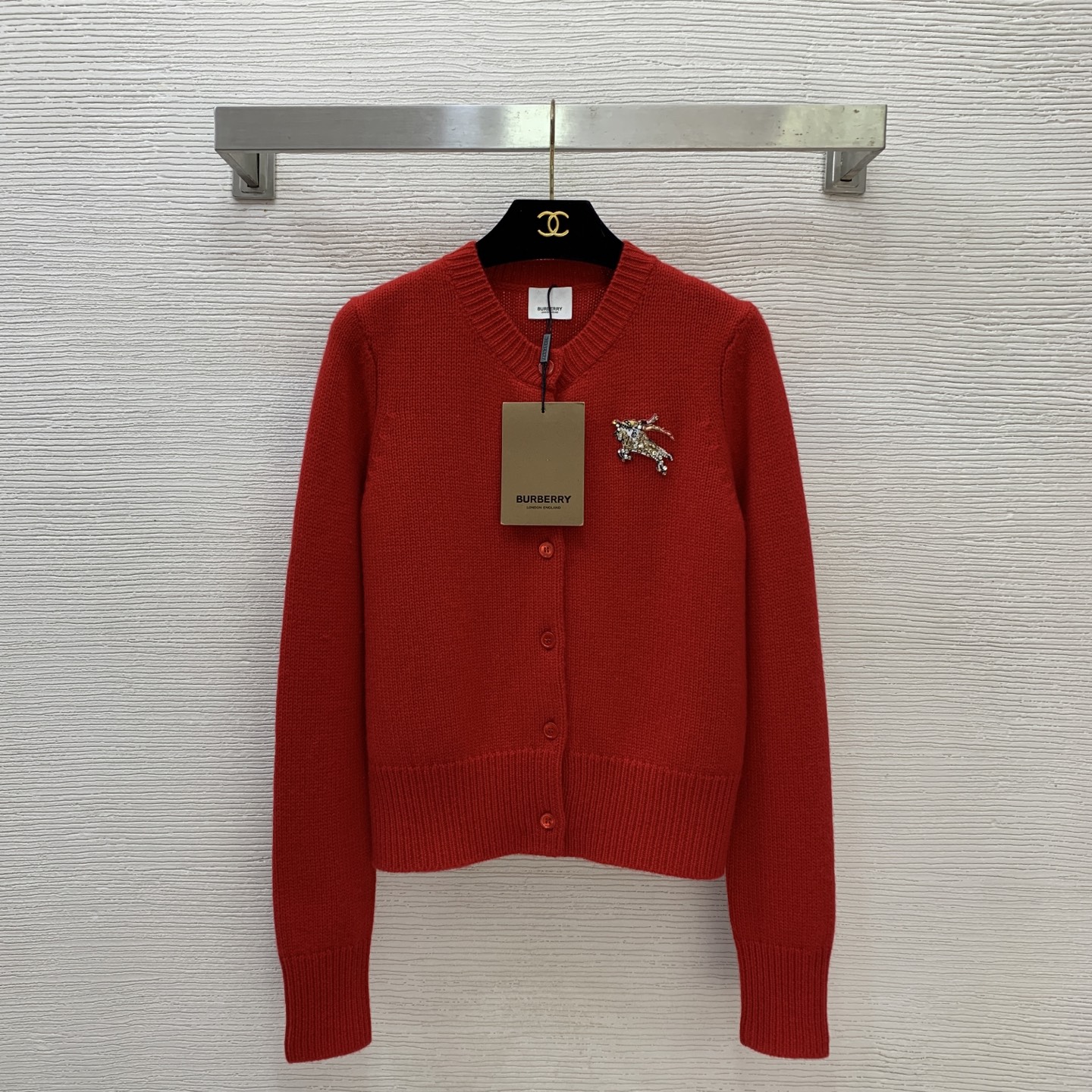 NO:713500,Model No. G26011728 BURBERR* New model, high-end customized B family classic knight war horse logo, heavy industry diamond bead decoration, short round neck long sleeve knitted cardigan top!  (S size S shoulder width 36, chest 92, sleeve length 66, dress length 53) hair,,burberry,19860909款号G26011728 BURBERR*新款 高端定制B家经典骑士战马标志重工镶钻钉珠装饰短款圆领长袖针织开衫上衣！（S码肩宽36,胸围92,袖长66,衣长53）发,,burberry,,Women's clothing