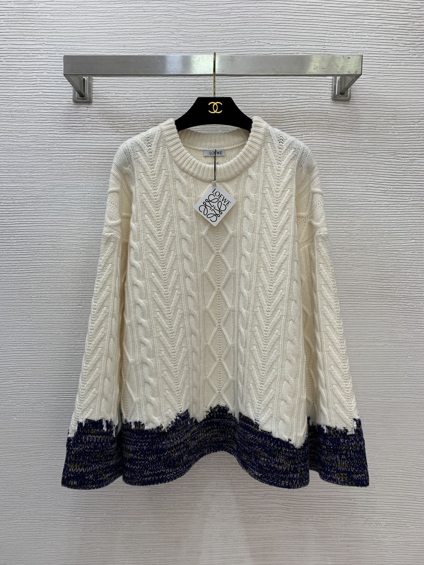 NO:713488,Model No. G26011753 LOEW* new high-end customized thick-needle three-dimensional twist diamond pattern contrasting knitted loose and fashionable mid-length knitted thickened sweater!  Apricot color, (M size shoulder width 64, bust 126, sleeve length 47, dress length 68),,loewe,sweaters,19860909款号G26011753 LOEW*新款 高端定制粗针立体麻花菱格纹撞色编织宽松时尚中长款针织加厚毛衣！杏色,（M码肩宽64,胸围126,袖长47,衣长68）,,loewe,sweaters,,Women's clothing
