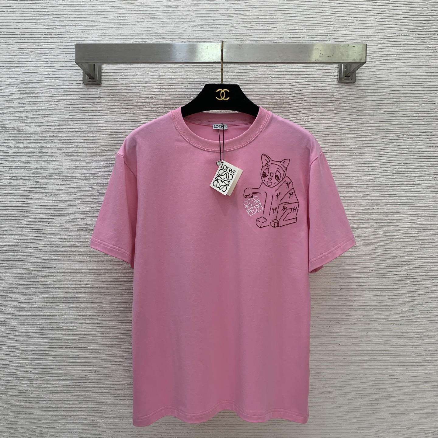 NO:714311,Model No. G26012343 Unisex LOEW*Lvjia LV new style, high-end customization, selected high-quality pure cotton fabrics, cartoon age-reducing fashion, heavy industry embroidery, Doraemon logo logo, loose and versatile, round neck, short-sleeved, large version T-shirt!  Pink, black, (M size shoulder width 44, chest 96, sleeve length 20, clothing length 64), Loewe-clothing, louis vuitton, louis vuitton, loewe, loewe, louis vuitton, T-shirt, tees, t-shirt,19860909款号G26012343 男女同款LOEW*驴家LV新款 高端定制精选优质纯棉面料、卡通减龄时尚重工刺绣机器猫咪logo标志宽松百搭圆领短袖大版T恤！粉色、黑色、 （M码肩宽44,胸围96,袖长20,衣长64）,罗意威-服装,louis vuitton,louis vuitton,loewe,loewe,louis vuitton,T-shirt,tees，t-shirt,,Women's clothing