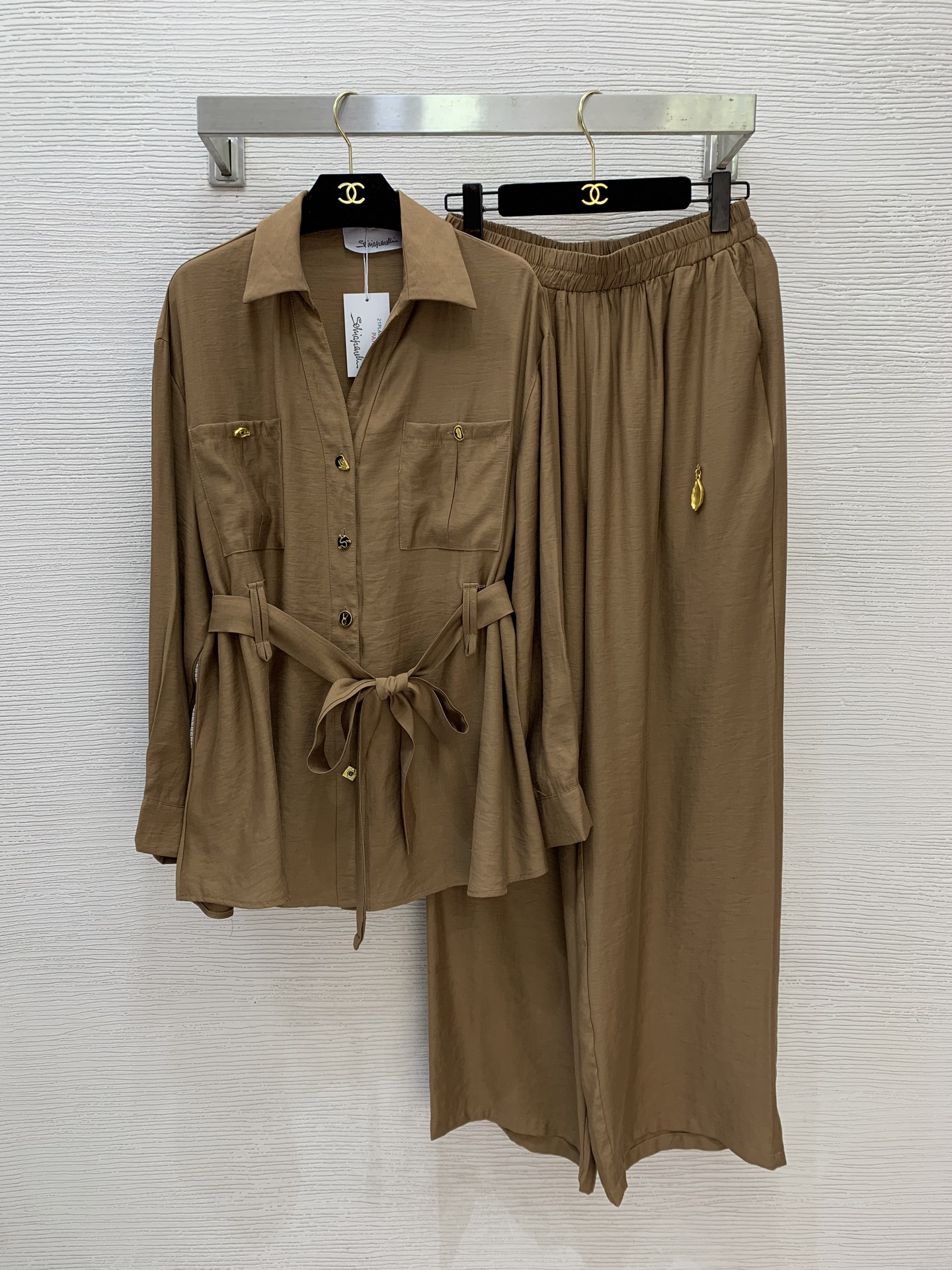 NO:713033,Style No. D11682 Schiapare*li Schiapareli's new early spring style, customized linen fabric, breathable and comfortable, European and American fashionable and casual two-piece suit!  A variety of special-shaped button placket waistbands, loose and versatile V-shaped lapels, long-sleeved shirts, elastic waists, loose wide-leg trousers!  Apricot, black, brown, recommended for those weighing 110 to 140 pounds (M size shoulder width 53, bust 122, sleeve length 53, dress length 75; waist 68 to 78 elastic, hip 116, pants length 107) hair,,19860909款号D11682 Schiapare*li夏帕瑞利早春新款 定制亚麻面料透气舒适欧美时尚休闲两件套装！多种异形纽扣门襟腰带收腰宽松百搭V字翻领长袖衬衣松紧腰宽松阔腿长裤！杏色、黑色、棕色、 建议110～140斤穿（M码肩宽53,胸围122,袖长53,衣长75；腰围68～78松紧,臀围116,裤长107）发,,,Women's clothing