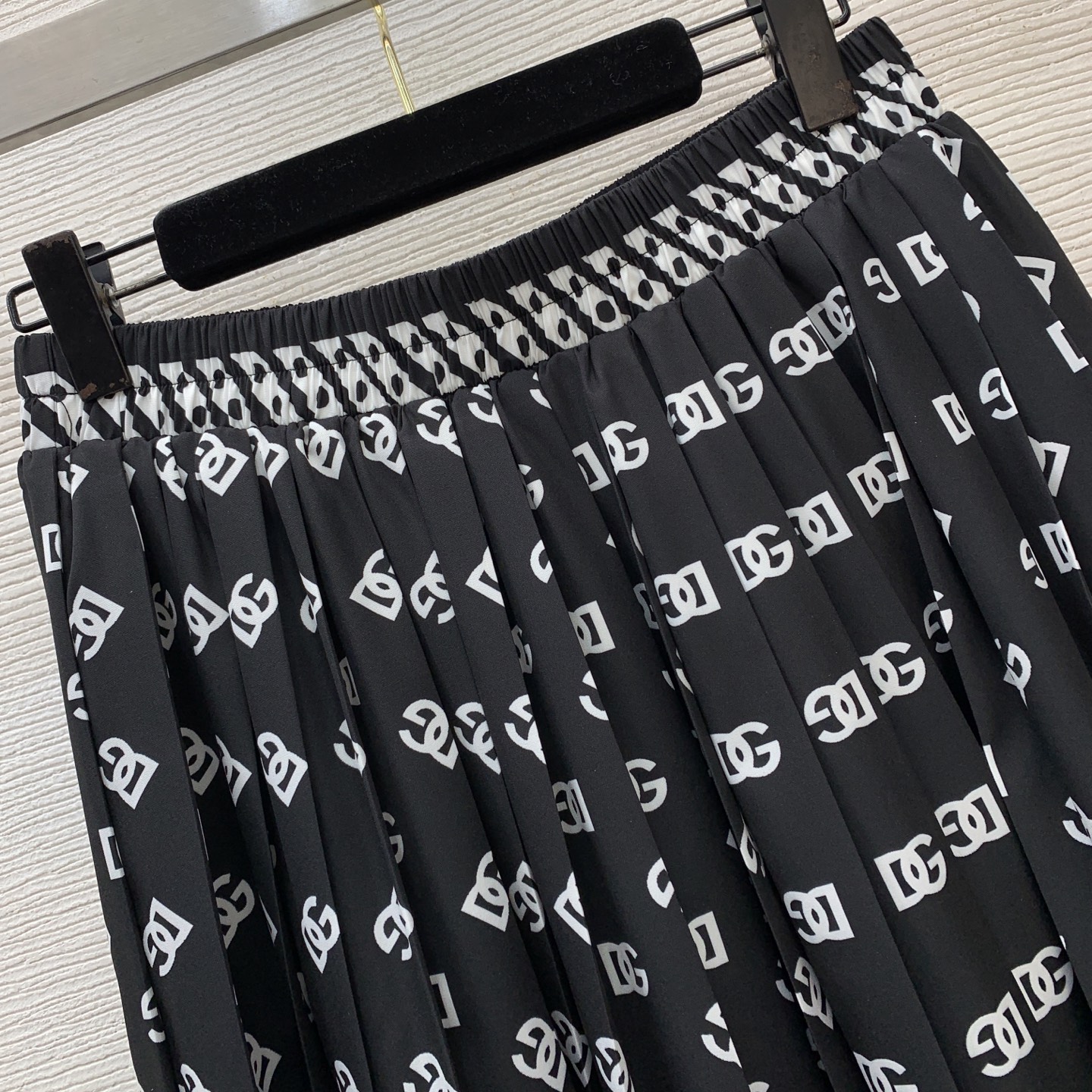 款号G 𝐃𝐨𝐥𝐜𝐞&𝐠𝐚𝐛𝐛𝐚𝐧𝐚杜嘉班纳DG*新款字母Logo波点印花两件套装！气质时尚蝴蝶结🎀飘带领