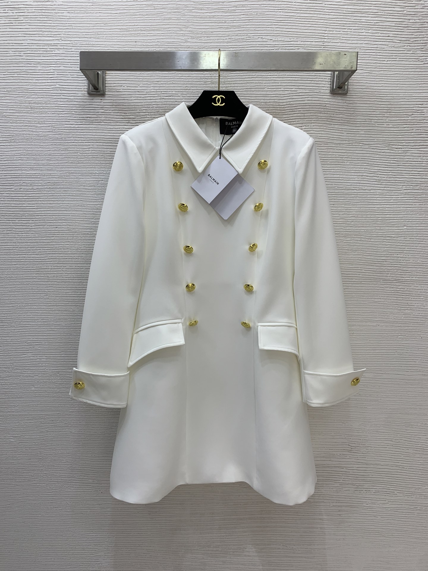 NO:715411,Model No. G2601168 Balmai* Balmai's new style, stylish double-breasted gold-embellished slim-fit lapel long-sleeved dress!  Burgundy, black, white, (M size shoulder width 38, bust 84, waist 68, sleeve length 57, skirt length 86) hair,,balmain,skirts,19860909款号G2601168 Balmai*巴曼家新款 气质时尚双排扣金装饰修身显瘦翻领长袖连衣裙！酒红、黑色、白色、 （M码肩宽38,胸围84,腰围68,袖长57,裙长86）发,,balmain,skirts,,Women's clothing