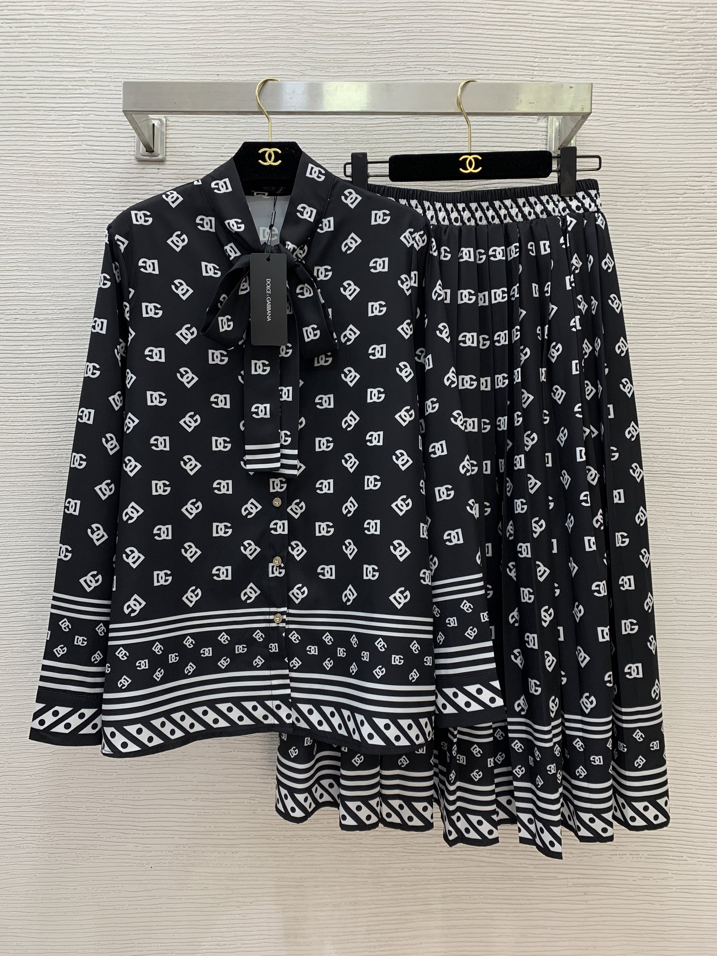 NO:715418,Style number G26011929 & Dolce & Gabbana DG* new letter Logo polka dot printing two-piece suit!  Temperament and fashionable bow tie, loose and versatile long-sleeved shirt, elastic waist, pleated skirt, mid-length skirt!  (L size shoulder width 40, bust 100, sleeve length 62, dress length 70; waist 70 elastic, skirt length 81) Hair,,Dolce&Gabbana,skirts,19860909款号G26011929 &杜嘉班纳DG*新款字母Logo波点印花两件套装！气质时尚蝴蝶结飘带领宽松百搭长袖衬衣松紧腰压褶百褶裙中长款半身裙！ （L码肩宽40,胸围100,袖长62,衣长70；腰围70有弹力,裙长81）发,,Dolce&Gabbana,skirts,,Women's clothing