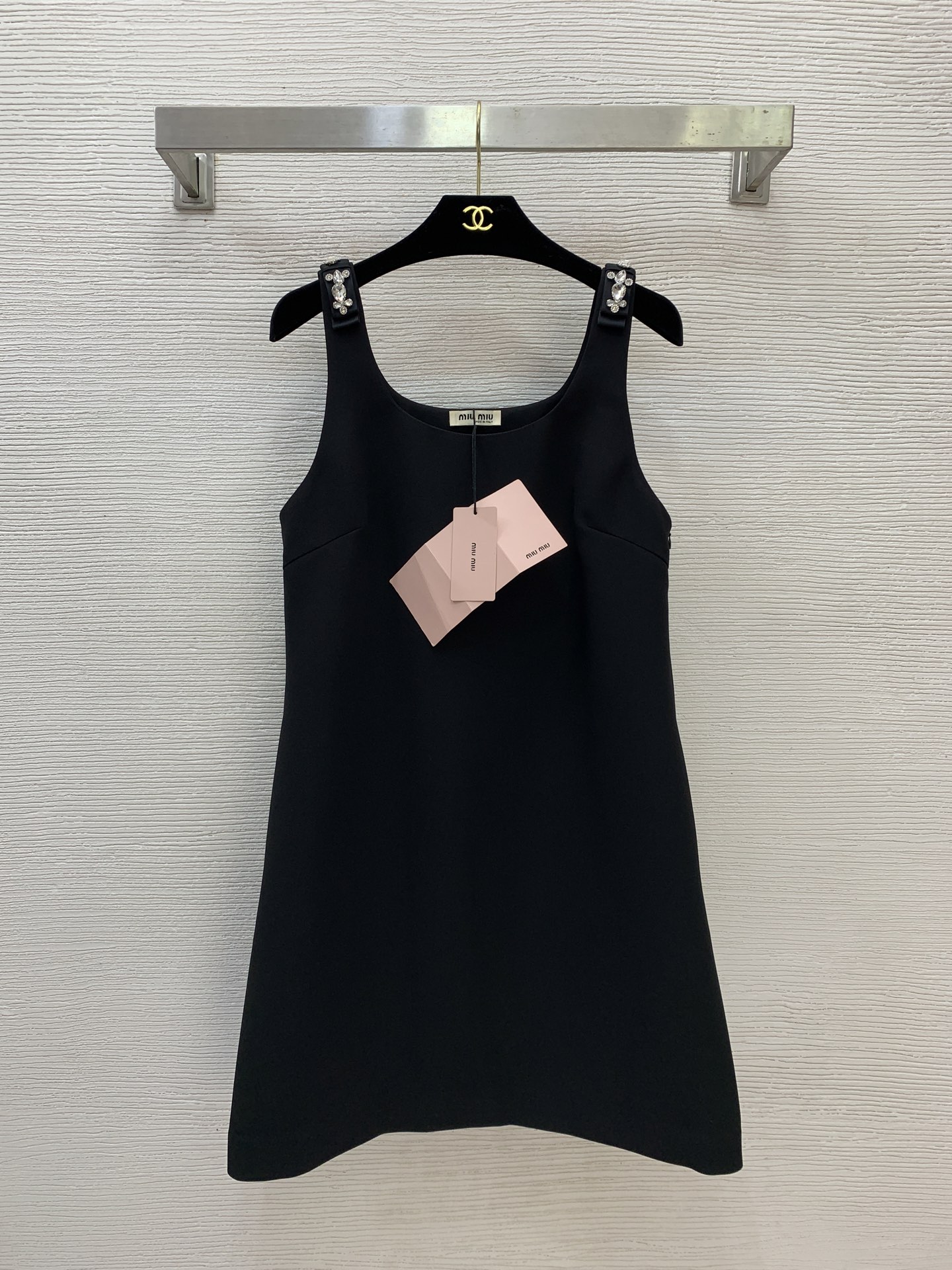 NO:716044,Style number G26012175 MiuMi*Miaojia new model, high-end customized quality!  Luxurious gem-encrusted diamond-embellished A-line slim-fitting sleeveless tank top dress!  Black, (M size bust 88, total skirt length 86) hair,,miumiu,skirts,19860909款号G26012175 MiuMi*缪家新款 高端定制品质！奢华宝石镶钻装饰A字版型修身显瘦无袖背心连衣裙！黑色, （M码胸围88,总裙长86）发,,miumiu,skirts,,Women's clothing