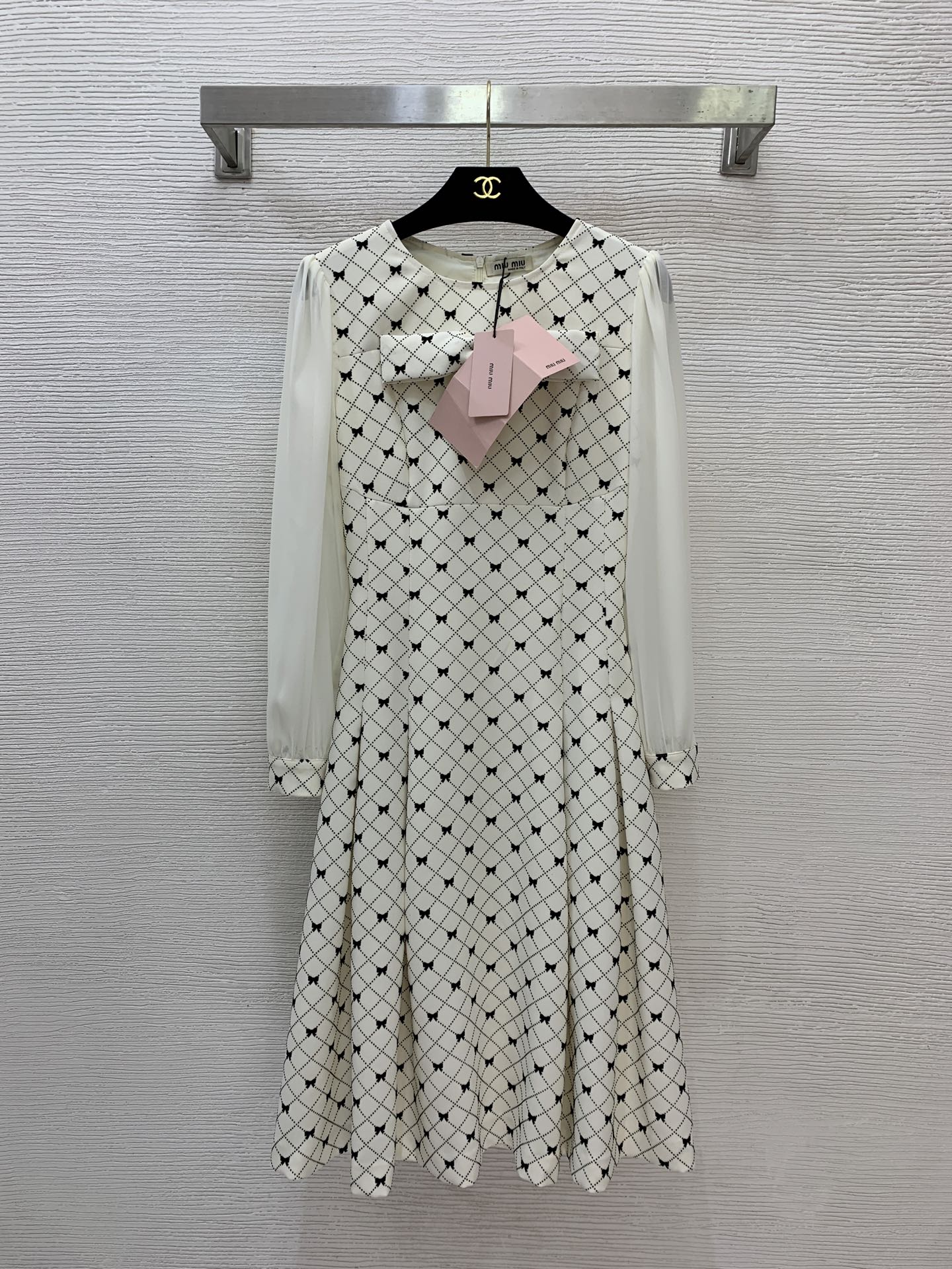 NO:717116,Model No. G26012476 MiuMi*Miaojia's new high-end customized all-over bow diamond flocking technology, three-dimensional bow decoration on the chest, chiffon gauze sleeves, patchwork waist, slim round neck, long sleeves and big hem mid-length dress!  Apricot, black, (M size shoulder width 36, bust 86, waist 74, sleeve length 57, skirt length 104) hair,,miumiu,skirts,19860909款号G26012476 MiuMi*缪家新款 高端定制通体蝴蝶结菱格植绒工艺、胸前立体蝴蝶结装饰雪纺纱袖拼接收腰显瘦圆领长袖大摆中长款连衣裙！杏色、黑色、 （M码肩宽36,胸围86,腰围74,袖长57,裙长104）发,,miumiu,skirts,,Women's clothing