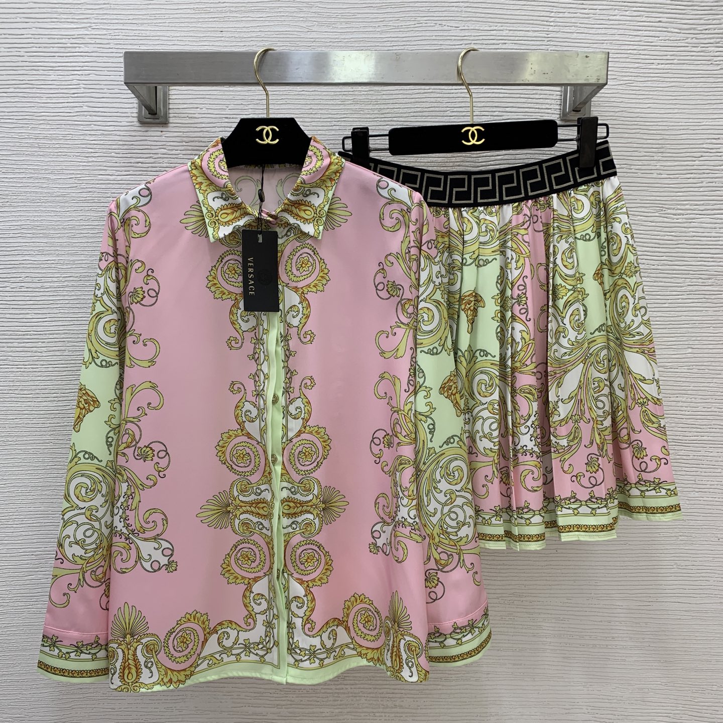 NO:716042,Style No. D26012175 VERSAC* new baroque retro print fashion two-piece suit!  Loose and versatile, buttoned lapel, long-sleeved shirt, webbing waist, pleated pleated skirt, skirt!  Pink, green, (L size shoulder width 38, bust 102, sleeve length 58, dress length 67; waist 68 stretchable, skirt length 47),,versace,skirts,19860909款号D26012175 VERSAC*新款巴洛克复古印花时尚两件套装！宽松百搭系扣翻领长袖衬衣织带腰压褶百褶短裙半身裙！粉色、绿色、 （L码肩宽38,胸围102,袖长58,衣长67；腰围68可弹力,裙长47）,,versace,skirts,,Women's clothing