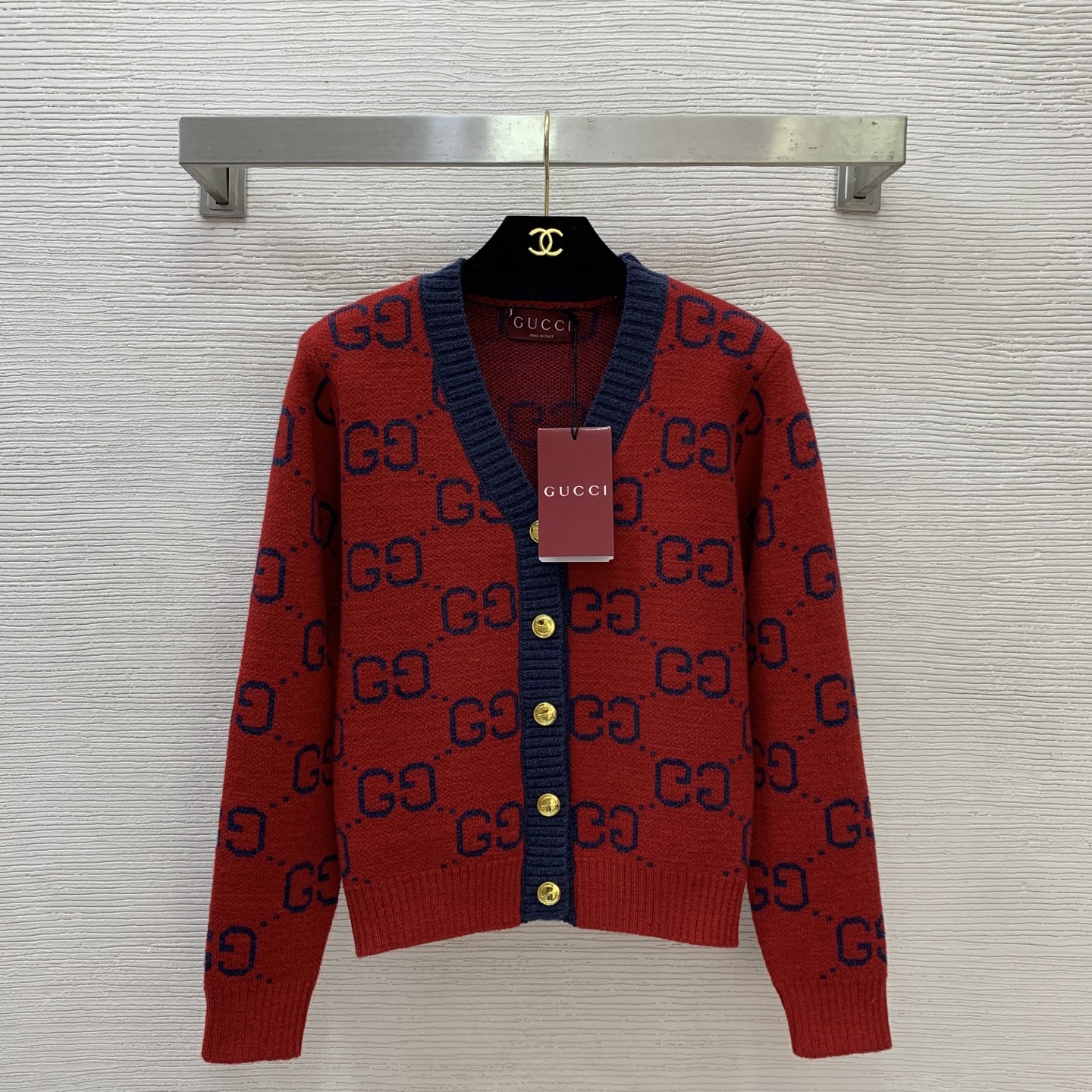 NO:716038,Model No. G26012185 GUCC* new high-end customized wool all-over GG letter logo fabric, contrasting color splicing button placket V-neck long-sleeved knitted cardigan jacket top!  (M size shoulder width 37, bust 90, sleeve length 57, dress length 53) hair,,gucci,jackets & coats,19860909款号G26012185 GUCC*新款 高端定制羊毛通体GG字母logo面料、撞色拼接系扣门襟V领长袖针织开衫外套上衣！（M码肩宽37,胸围90,袖长57,衣长53）发,,gucci,jackets & coats,,Women's clothing