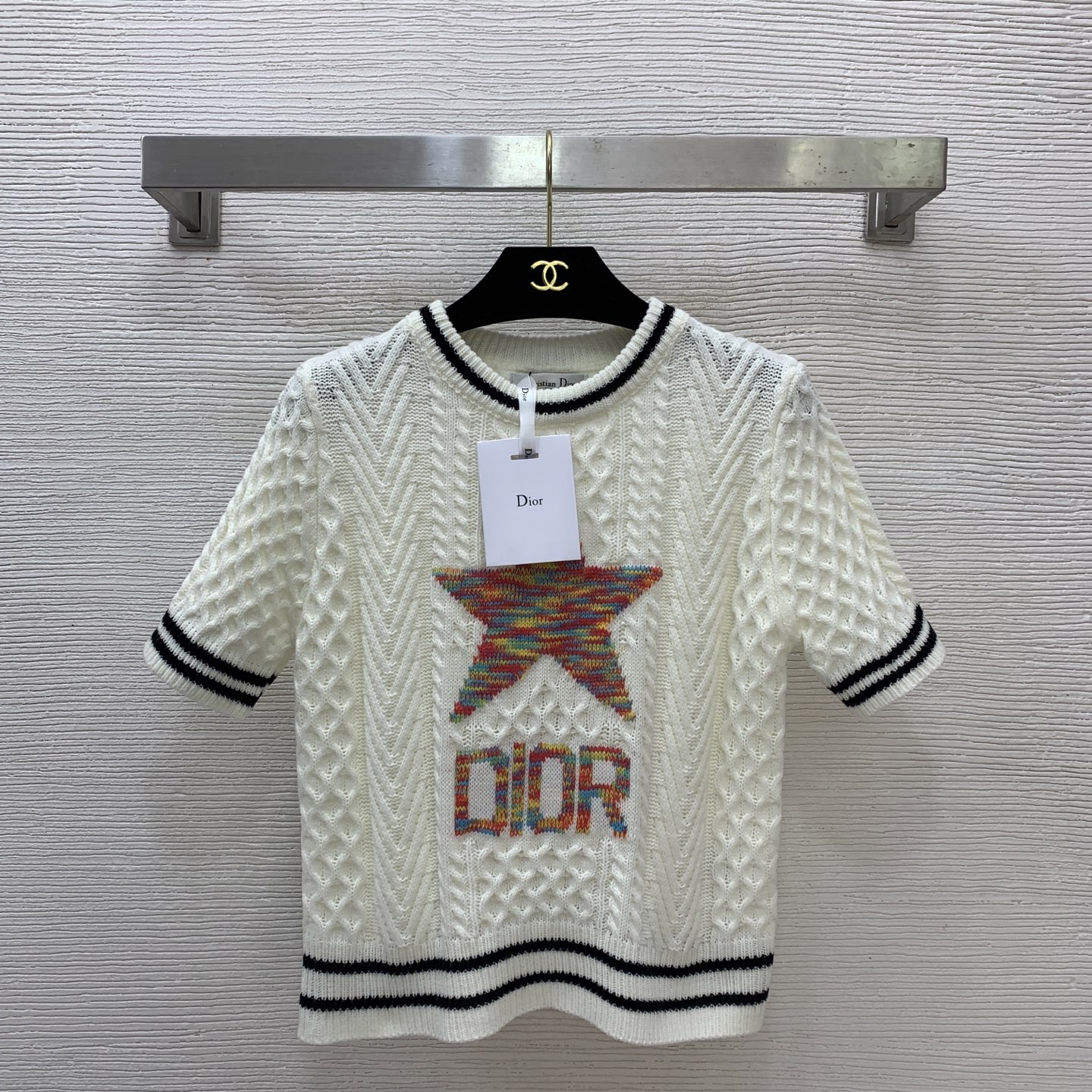 NO:714324,Model No. G26012088 Dio* new model, five-pointed star letter logo on the chest, twist rhombus stripes, contrasting edges, round neck pullover short-sleeved sweater top!  Off-white, black, 36-38-40 (38 size bust 84, sleeve length 23, dress length 53), Dior-clothing, dior, dior, T-shirt,19860909款号G26012088 Dio*新款 胸前五角星字母logo标志麻花菱格纹条纹撞色边圆领套头短袖针织衫上衣！米白色、黑色、36-38-40（38码胸围84,袖长23,衣长53）,迪奥-服装,dior,dior,T-shirt,,Women's clothing