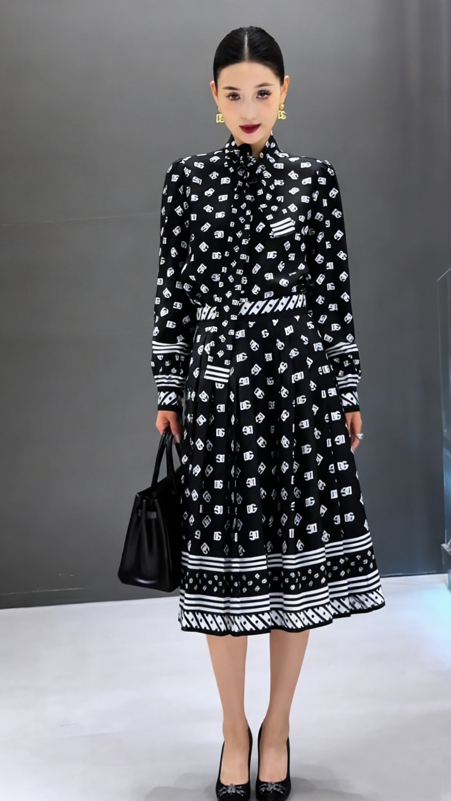 NO:714173,Style number G26011929 & Dolce & Gabbana DG* new letter Logo polka dot printing two-piece suit!  Temperament and fashionable bow tie, loose and versatile long-sleeved shirt, elastic waist, pleated skirt, mid-length skirt!  (L size shoulder width 40, bust 100, sleeve length 62, dress length 70; waist 70 elastic, skirt length 81), Dolce & Gabbana - Clothing, Dolce&Gabbana, skirts,19860909款号G26011929 &杜嘉班纳DG*新款字母Logo波点印花两件套装！气质时尚蝴蝶结飘带领宽松百搭长袖衬衣松紧腰压褶百褶裙中长款半身裙！ （L码肩宽40,胸围100,袖长62,衣长70；腰围70有弹力,裙长81）,杜嘉班纳-服装,Dolce&Gabbana,skirts,,Women's clothing