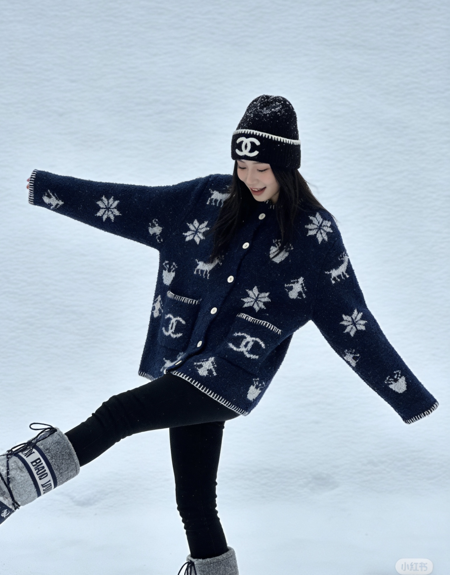 款号G CHANE*L新款 高端定制羊毛纱线混纺面料、雪花❄️小鹿🦌图案双C口袋系扣门襟圆领长袖针织开衫