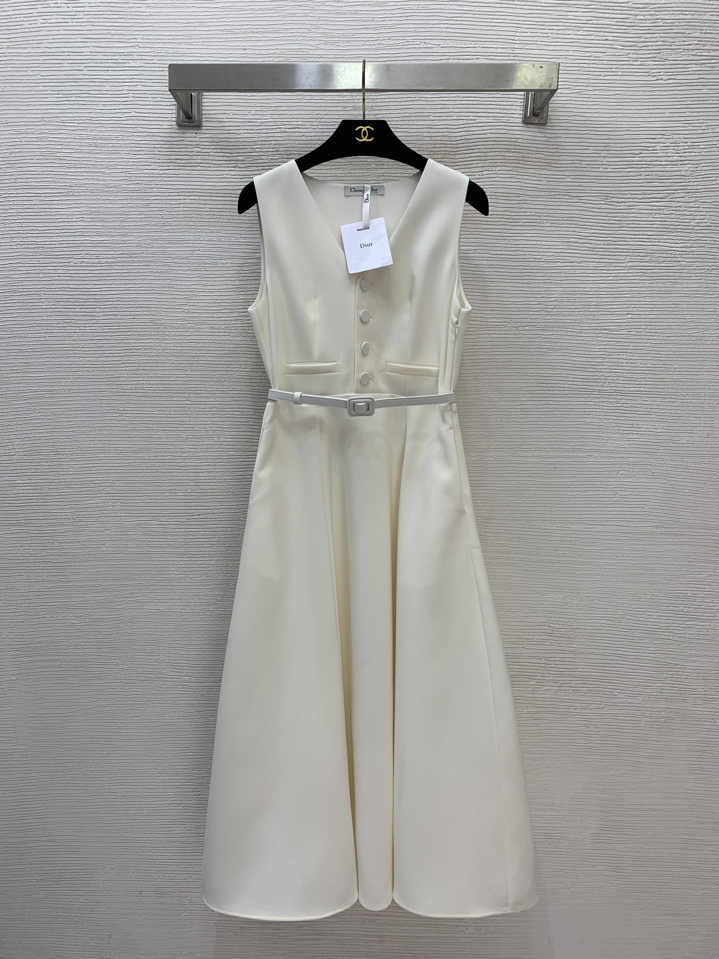NO:715667,Model No. G26012075 Dio* new style, high-end customized fabrics, D style, simple and fashionable half-breasted placket, V-neck, waist, large skirt, long sleeveless vest dress with belt!  Off-white, black, red (glossy) 36-38-40-42 (38 size bust 82, waist 70, skirt length 122) hair,,dior,dior,skirts,19860909款号G26012075 Dio*新款 高端定制面料、D家气质简约时尚半排扣门襟V领收腰大裙摆长款无袖背心连衣裙配有腰带！米白色、黑色、红色(亮面） 36-38-40-42（38码胸围82,腰围70,裙长122）发,,dior,dior,skirts,,Women's clothing
