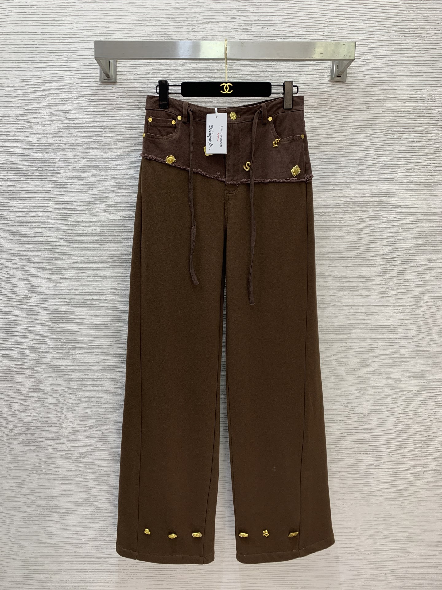 NO:716491,Model No. D26012274 Schiapare*li's new style, decorated with a variety of special-shaped golden accessories, personalized fashionable denim splicing, loose wide-leg pants and casual trousers!  Black, brown, (M size waist 70 slightly elastic, hip 90, pants length 113),,19860909款号D26012274 Schiapare*li夏帕瑞利新款 多种异形金色配件装饰、个性时尚牛仔拼接宽松阔腿裤休闲长裤！黑色、棕色、 （M码腰围70微弹力,臀围90,裤长113）,,,Women's clothing