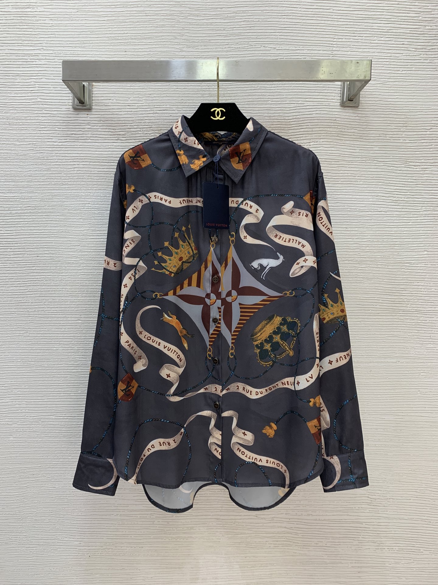 NO:716486,Model No. D26012284 LOUOS*Lvjia LV new model for men and women. Fiber silk satin fabric crown streamer cord pattern printing loose and western style buttoned lapel long-sleeved shirt!  (M size shoulder width 44, bust 118, sleeve length 60, front length 70/back center length 74) hair,,louis vuitton,louis vuitton,louis vuitton,silk fabric,19860909款号D26012284 男女同款LOUOS*驴家LV新款 纤维丝绸缎面料皇冠飘带线绳图案印花 宽松洋气个性系扣翻领长袖衬衣！（M码肩宽44,胸围118,袖长60,前衣长70/后中长74）发,,louis vuitton,louis vuitton,louis vuitton,silk fabric,,Women's clothing