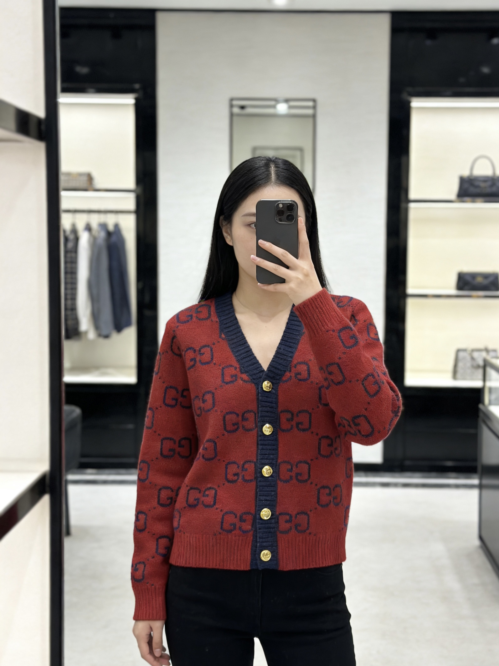 NO:716040,Model No. G26012185 GUCC* new high-end customized wool all-over GG letter logo fabric, contrasting color splicing button placket V-neck long-sleeved knitted cardigan jacket top!  (M size shoulder width 37, bust 90, sleeve length 57, dress length 53),,gucci,jackets & coats,19860909款号G26012185 GUCC*新款 高端定制羊毛通体GG字母logo面料、撞色拼接系扣门襟V领长袖针织开衫外套上衣！（M码肩宽37,胸围90,袖长57,衣长53）,,gucci,jackets & coats,,Women's clothing