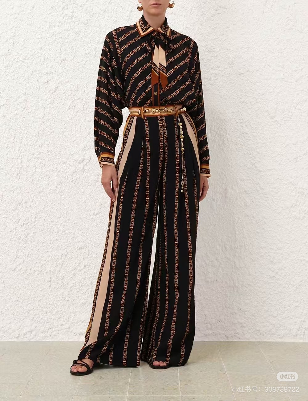 NO:714318,Style number G26012284 ZIMMERMA*N Zimmerman Australian brand chain printed fashionable two-piece suit!  Contrast color side button placket and lapel loose long-sleeved shirt top (with tie streamer) zipper button placket with elasticated back and loose and versatile wide-leg trousers (with fabric belt) apricot, black, (L size bust 118, sleeve length 62, dress length 70; waist 68 elastic back, trouser length 105), Zimmerman-Clothing,19860909款号G26012284 ZIMMERMA*N 兹默曼澳洲品牌链条印花时尚两件套装！撞色边系扣门襟翻领宽松长袖衬衣上衣(配领结飘带）拉链系扣门襟后背松紧腰宽松百搭阔腿裤长裤(配布腰带）杏色、黑色、 （L码胸围118,袖长62,衣长70；腰围68后背松紧弹力,裤长105）,兹默曼-服装,,Women's clothing