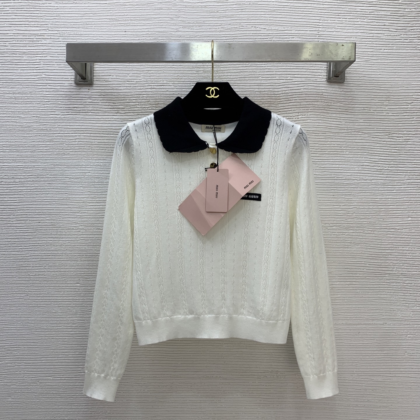 NO:717118,Model No. D26012429 MiuMi*Miaojia's new letter logo button black small logo decoration contrasting lapel long-sleeved sweater top!  Black, off-white (one size fits all, shoulder width 35, chest 84, sleeve length 55, dress length 47) hair,,miumiu,19860909款号D26012429 MiuMi*缪家新款 字母logo纽扣黑色小标志装饰撞色翻领长袖针织衫上衣！黑色、米白色（均码肩宽35,胸围84,袖长55,衣长47）发,,miumiu,,Women's clothing