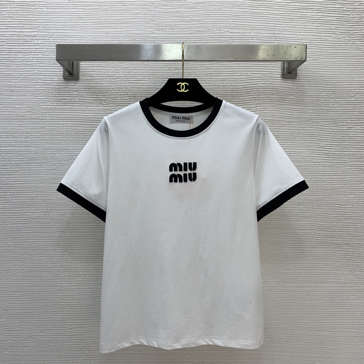 NO:717115,Model No. G26012434 MIUMI*Miaojia's new high-version customized chest letter logo three-dimensional logo with contrasting edge stitching and age-reducing fashionable round neck short-sleeved T-shirt top!  Burgundy, green, white, (M size shoulder width 37, chest 90, sleeve length 20, dress length 58) hair,,miumiu,T-shirt,tees,t-shirt,19860909款号G26012434 MIUMI*缪家新款 高版本定制胸前字母logo立体标志撞色边拼接减龄时尚圆领短袖t恤上衣！酒红、绿色、白色、 （M码肩宽37,胸围90,袖长20,衣长58）发,,miumiu,T-shirt,tees，t-shirt,,Women's clothing