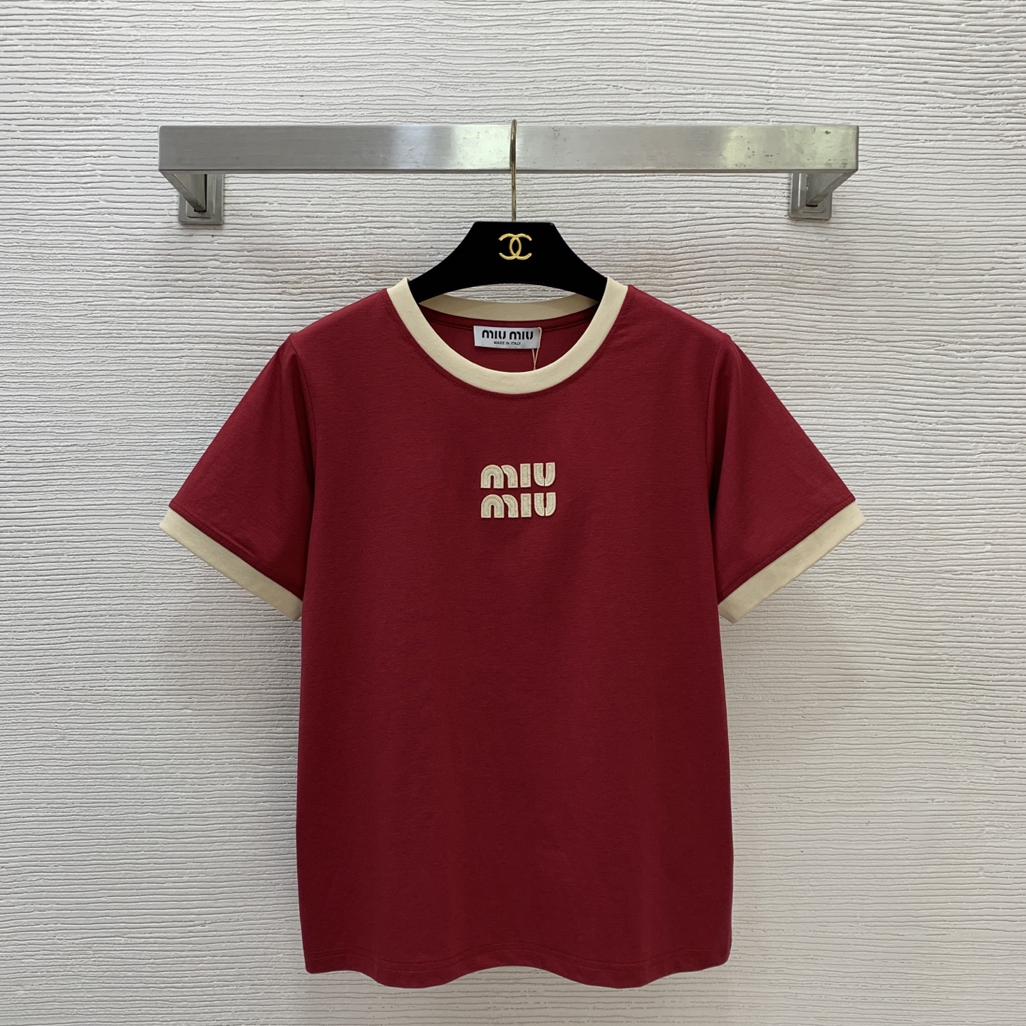 款号G MIUMI*缪家新款 高版本✅定制胸前字母logo立体标志撞色边拼接减龄时尚圆领短袖t恤上衣！酒