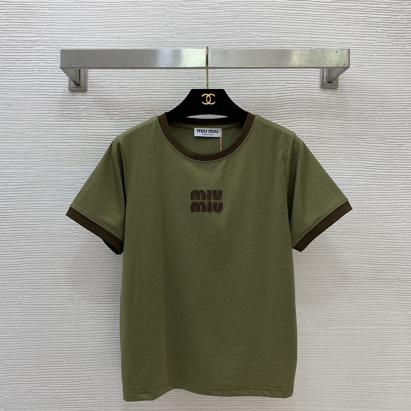 款号G MIUMI*缪家新款 高版本✅定制胸前字母logo立体标志撞色边拼接减龄时尚圆领短袖t恤上衣！酒