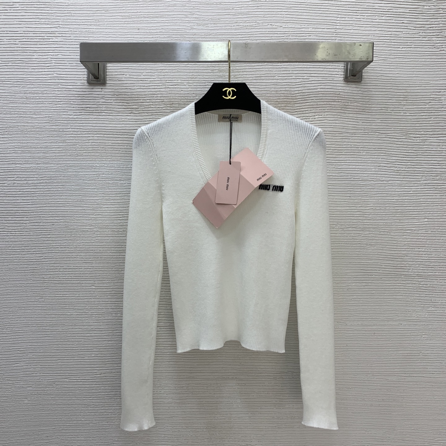 NO:722938,The highest version of the girl on the market inspects the goods, trims the three marks on the threads, and delivers the goods. You can send pictures and take videos. If you want quality and service, add me on WeChat. We will not accept urgent orders. Model No. D26012635 MiuMi  The letter logo logo on the chest is pointed U-neck short. The highest version on the market. The girl will inspect the goods, trim the three marks on the threads, and send pictures and videos before delivery. If you want quality and service, please add me on WeChat. I will not accept urgent orders. This long-sleeved sweater base top!  Black, white, gray (one size fits all, bust 60, sleeve length 60, dress length 51/fabric is super elastic), Miu Miu-clothing, miumiu,19860909市面最高版本小妹验货、修剪线头上三标、发货可发图及拍视频,要品质要服务的加我微信,不接急单.款号D26012635 MiuMi*缪家新市面最高版本小妹验货、修剪线头上三标、发货可发图及拍视频,要品质要服务的加我微信,不接急单.款 胸前字母logo标志尖U领短市面最高版本小妹验货、修剪线头上三标、发货可发图及拍视频,要品质要服务的加我微信,不接急单.款长袖针织衫打底上衣！黑色、白色、灰色（均码胸围60,袖长60,衣长51/面料超弹）,缪缪-服装,miumiu,,Women's clothing