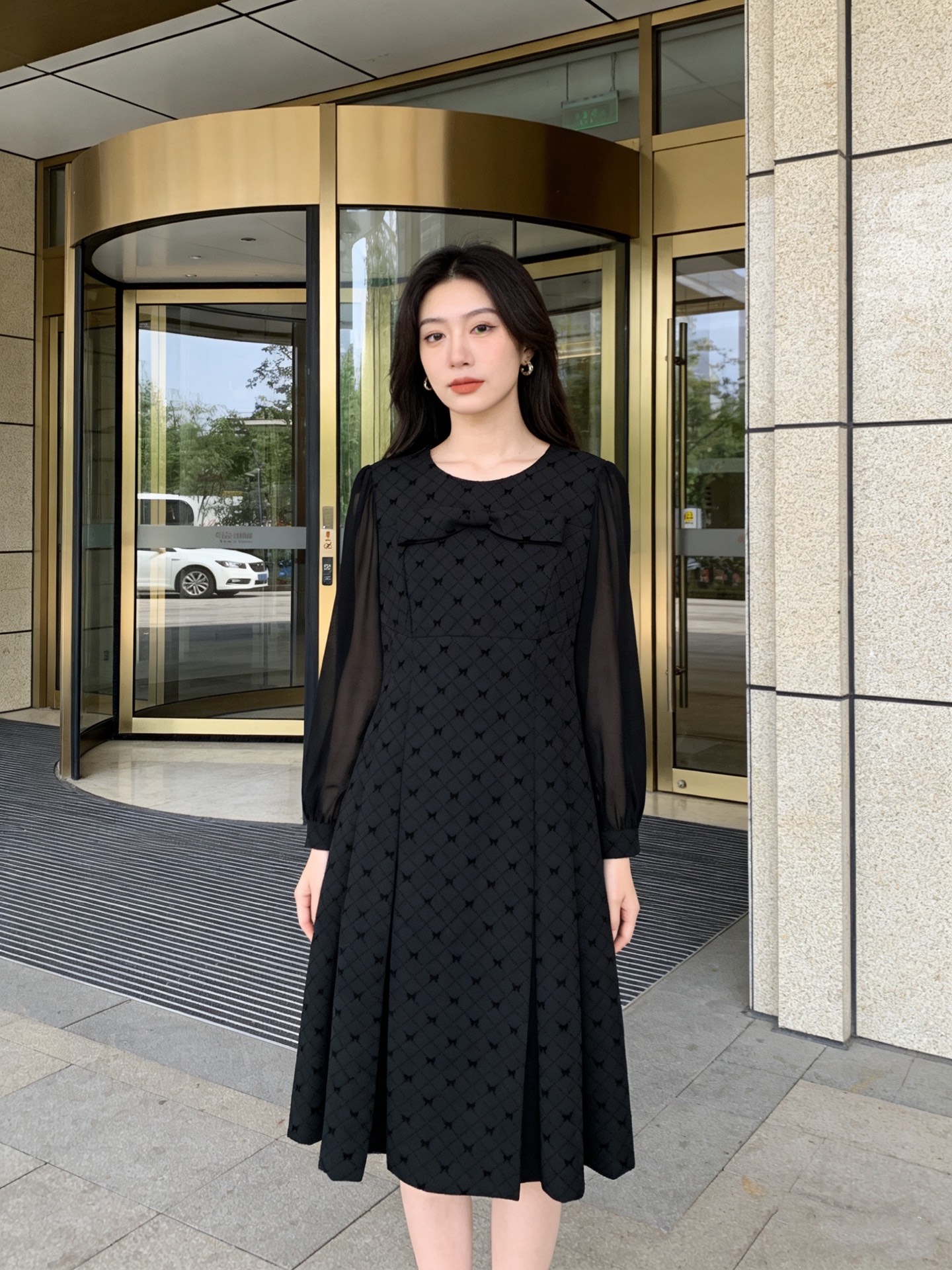 NO:720097,Model No. G26012476 MiuMi*Miaojia's new high-end customized all-over bow diamond flocking technology, three-dimensional bow decoration on the chest, chiffon gauze sleeves, patchwork waist, slim round neck, long sleeves and big hem mid-length dress!  Apricot, black, (M size shoulder width 36, bust 86, waist 74, sleeve length 57, skirt length 104), Miu Miu-clothing, miumiu, skirts,19860909款号G26012476 MiuMi*缪家新款 高端定制通体蝴蝶结菱格植绒工艺、胸前立体蝴蝶结装饰雪纺纱袖拼接收腰显瘦圆领长袖大摆中长款连衣裙！杏色、黑色、 （M码肩宽36,胸围86,腰围74,袖长57,裙长104）,缪缪-服装,miumiu,skirts,,Women's clothing