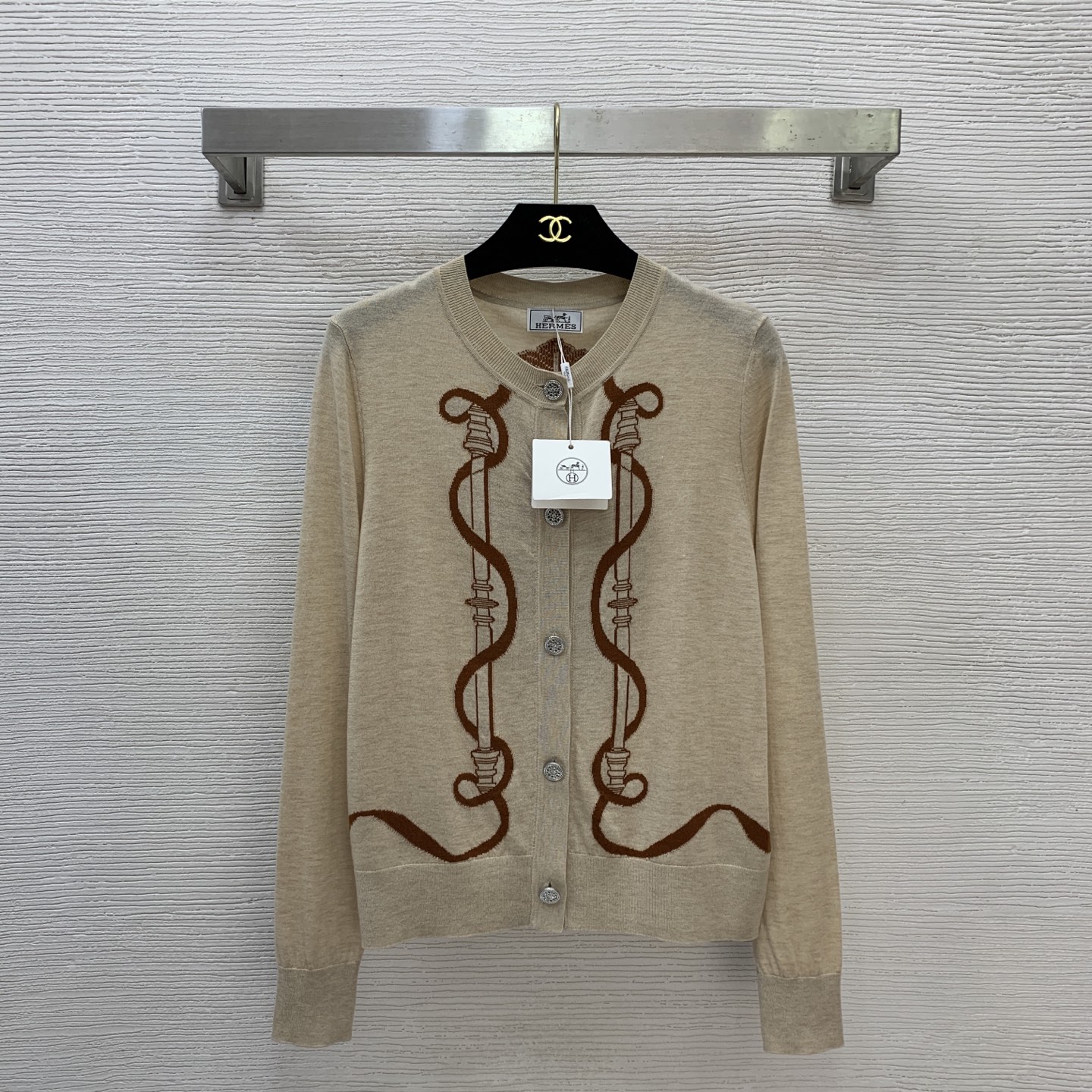 NO:730831,Style number G12742 Hermè* 2026 early spring new high-end custom silk wool blended yarn fabric geometric pattern jacquard button placket round neck long-sleeved knitted cardigan top!  Apricot, black, (size S shoulder width 37, bust 90, sleeve length 63, dress length 57) hair, hermes, real silk,19860909款号G12742 Hermè*2026年早春新款 高端定制真丝羊毛混纺纱线面料几何图案提花系扣门襟圆领长袖针织开衫上衣！杏色、黑色、 （S码肩宽37,胸围90,袖长63,衣长57）发,,hermes,real silk,,Women's clothing