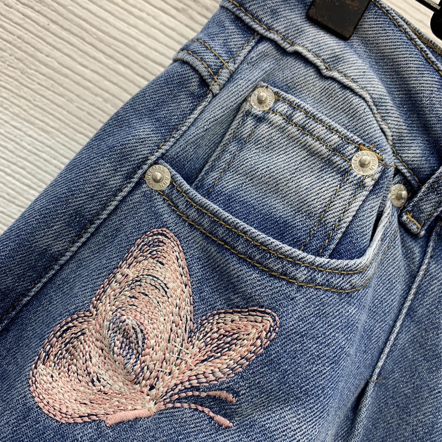 款号G ANN ANDELMA*新款 高端定制洗水棉面料版型挺括有型！粉色蝴蝶🦋重工刺绣系扣拉链门襟高腰