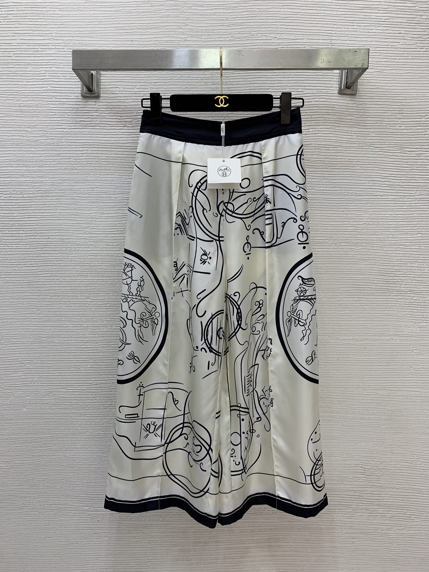 NO:731723,Model No. G26012838 HERM*S new 2026 H family high-end customized 21mm silk twill fabric, geometric pattern retro printing elastic webbing at the back and waist, elasticated versatile silk wide-leg pants and eight-point casual pants!  Four colors, (S size waist 62 with elastic back, pants length 84) hair, hermes, real silk,19860909款号G26012838 HERM*S新款2026年H家高端定制采用21姆米真丝斜纹绸面料、几何图案复古印花后背腰间弹力织带拼接松紧百搭真丝阔腿裤八分休闲裤！四色,（S码腰围62后背有弹力,裤长84）发,,hermes,real silk,,Women's clothing