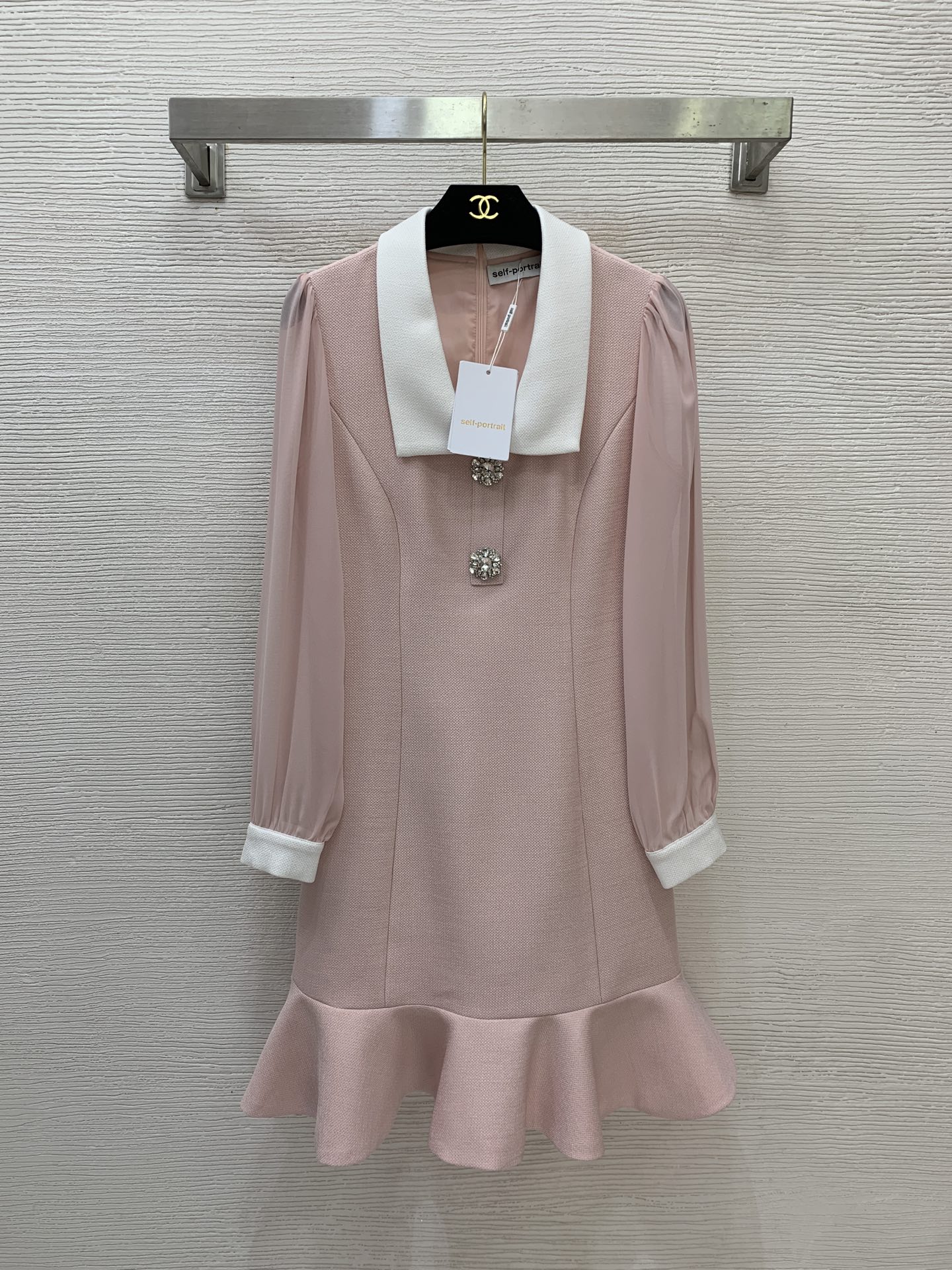 NO:732335,Model No. G26012974 Self-portrai* new SP home new model High-end custom-made Xiaoxiang slub fabric with luxurious and high-end feel blingbling diamond flower buttons, ruffled hem splicing fishtail skirt slimming slim lapel long-sleeved dress!  Black, pink, (M size bust 88, waist 74, sleeve length 59, skirt length 91) hair, skirts,19860909款号G26012974 Self-portrai*新款SP家新款 高端定制小香粗纺面料奢华高级感blingbling闪镶钻花扣、下摆荷叶边拼接鱼尾裙修身显瘦翻领长袖连衣裙！黑色、粉色、 （M码胸围88,腰围74,袖长59,裙长91）发,,skirts,,Women's clothing