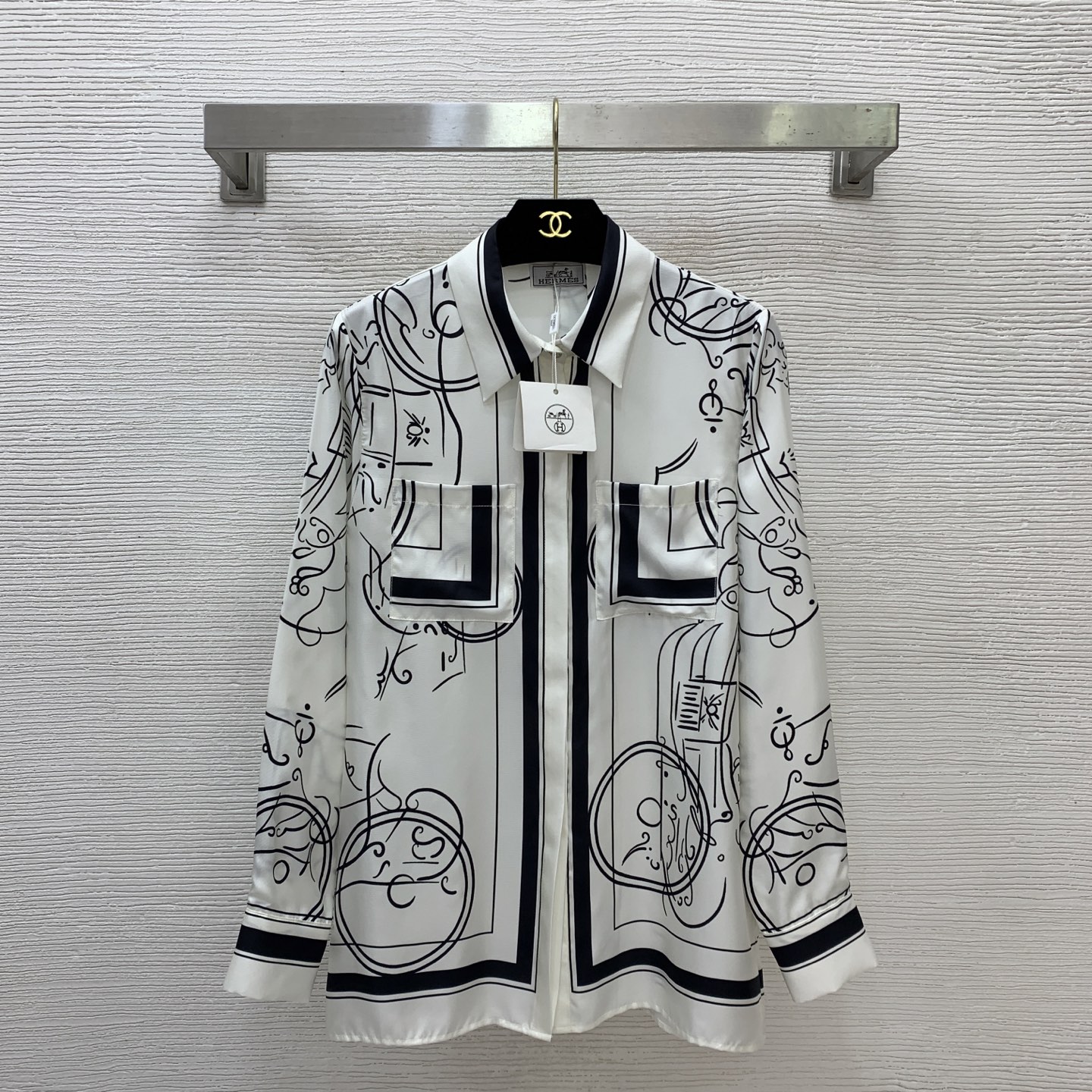 NO:733718,Model No. G26013186 HERM*S new high-end boutique custom-made 19mm silk twill fabric, fashionable retro pattern printed buttoned lapel loose long-sleeved silk shirt!  Light blue, navy blue, beige, white, (S size shoulder width 37, chest 94, sleeve length 57, dress length 67) hair, hermes, real silk,19860909款号G26013186 HERM*S新款高端精品定制采用19姆米真丝斜纹绸面料、时尚复古图案印花系扣翻领宽松长袖真丝衬衣！浅蓝、藏蓝、米色、白色、（S码肩宽37,胸围94,袖长57,衣长67）发,,hermes,real silk,,Women's clothing