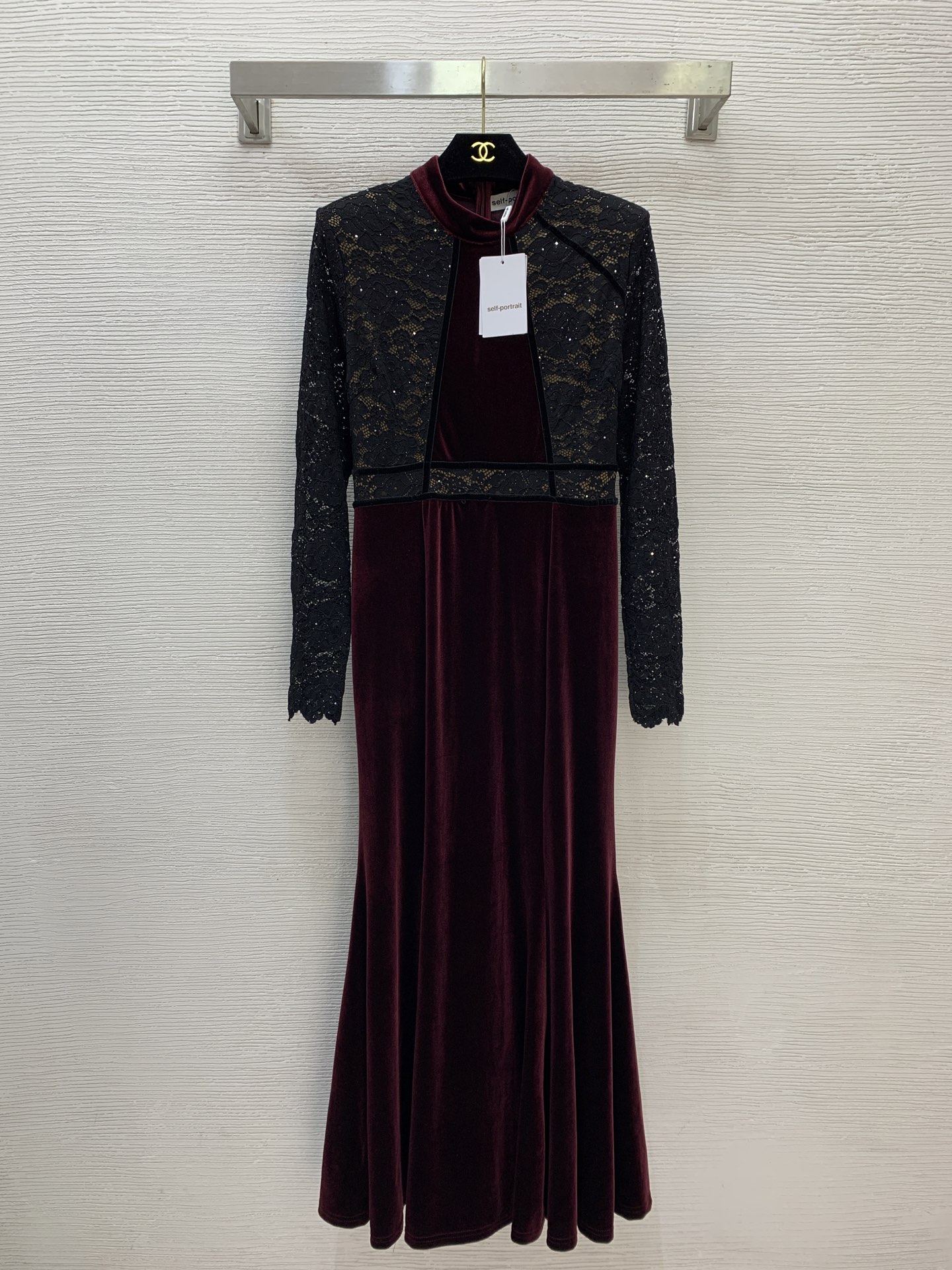NO:732975,Model No. G26013078 Self-portrai* new SP home new model High-end customized heavy drape gold velvet splicing lace fabric, fine glitter diamond decoration waist slimming hip-hugging fishtail skirt stand-up collar long-sleeved dress!  Burgundy, black, (L size shoulder width 38 with shoulder pads, bust 90, waist 74, sleeve length 61, skirt length 135) hair, skirts,19860909款号G26013078 Self-portrai*新款SP家新款 高端定制沉甸甸垂坠感金丝绒拼接蕾丝面料、细闪碎钻装饰收腰显瘦包臀鱼尾裙摆立领长袖连衣裙！酒红色、黑色、 （L码肩宽38有垫肩,胸围90,腰围74,袖长61,裙长135）发,,skirts,,Women's clothing