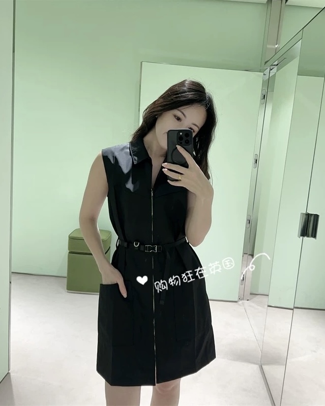 NO:730868,Model No. D26012783 PRAD*A new model, custom-engraved letter and logo hardware accessories, slit neckline, personalized fashionable zipper, double pockets on the front, belt to cinch the waist, slimming sleeveless lapel dress, very versatile when worn alone or layered!  Black, (size M shoulder width 40, bust 94, skirt length 87) hair, prada, skirts,19860909款号D26012783 PRAD*A新款 定制刻字母Logo五金配件、领口开缝个性时尚拉链前襟双口袋搭配腰带收腰显瘦无袖翻领连衣裙,叠穿单穿都很百搭哦！黑色,（M码肩宽40,胸围94,裙长87）发,,prada,skirts,,Women's clothing