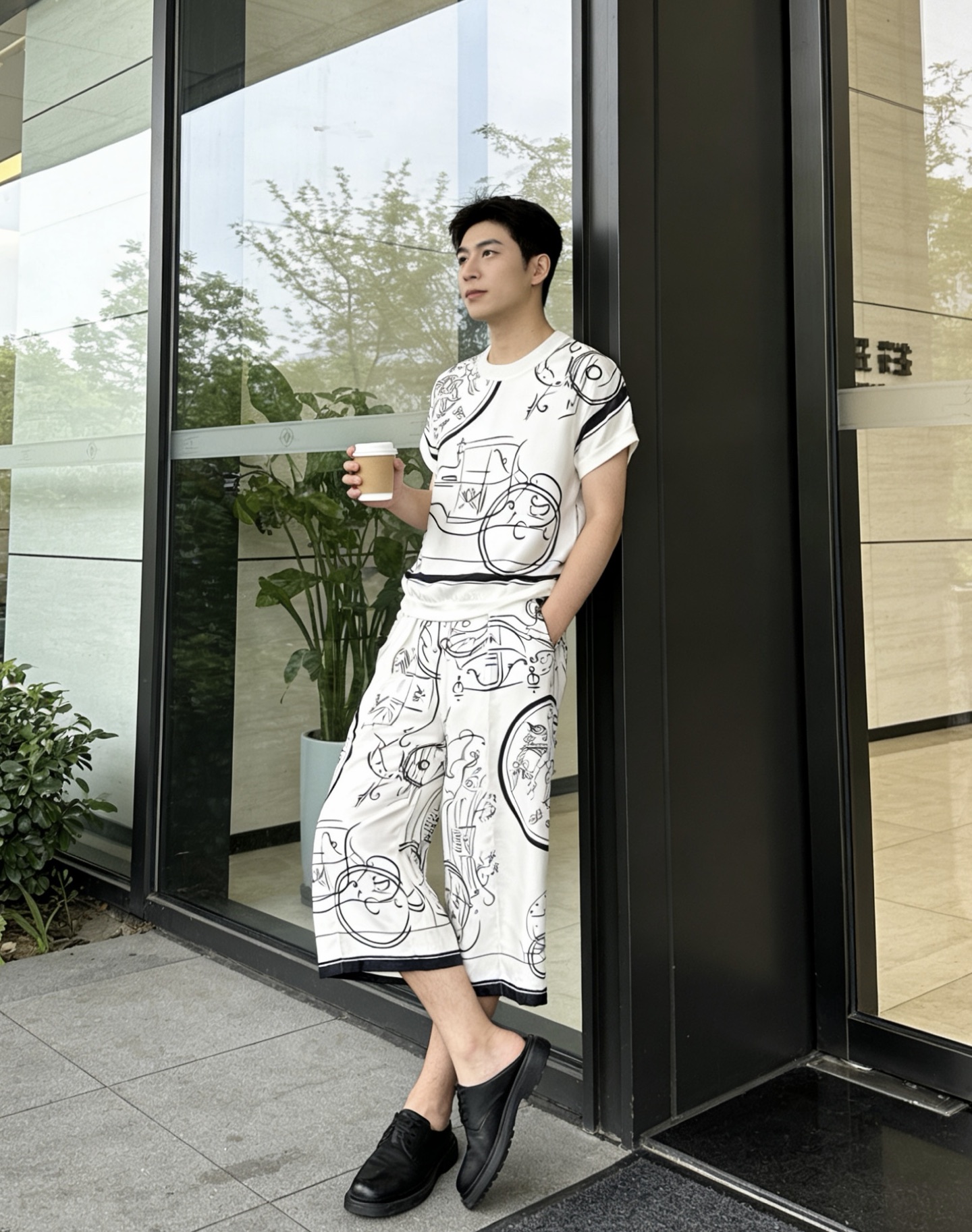 NO:720167,Model No. G26012838 HERM*S new 2026 H family high-end customized 21mm silk twill fabric, geometric pattern retro printing elastic webbing at the back and waist, elasticated versatile silk wide-leg pants and eight-point casual pants!  Four colors, (S size waist 62 with elastic back, pants length 84), Hermès-clothing, hermes, hermes, real silk,19860909款号G26012838 HERM*S新款2026年H家高端定制采用21姆米真丝斜纹绸面料、几何图案复古印花后背腰间弹力织带拼接松紧百搭真丝阔腿裤八分休闲裤！四色,（S码腰围62后背有弹力,裤长84）,爱马仕-服装,hermes,hermes,real silk,,Women's clothing