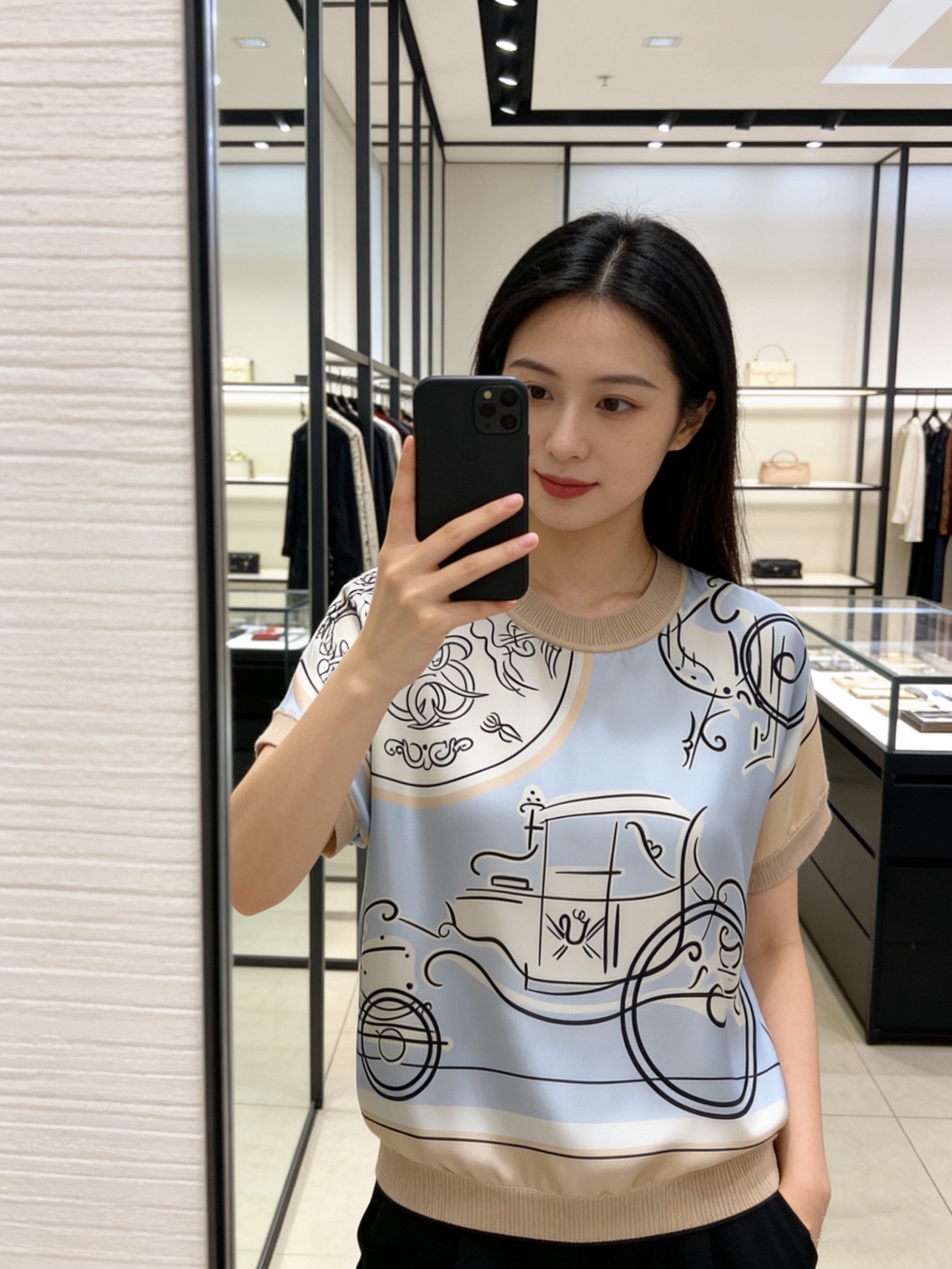 NO:720170,Style number G26012856 HERM*S new 2026 spring and summer H family high-end customized fabric 19mm silk twill spliced ​​knitted fabric, irregular pattern wheel print round neck short-sleeved knitted silk shirt top!  Light blue, navy blue, white, (M size bust 102, raglan sleeve length 26, dress length 55), Hermes-clothing, hermes, hermes, T-shirt, real silk,19860909款号G26012856 HERM*S新款2026年春夏H家高端定制面料19姆米真丝斜纹绸拼接针织面料、不规则图案车轮印花圆领短袖针织真丝衫上衣！浅蓝、藏蓝、白色, （M码胸围102,连肩袖长26,衣长55）,爱马仕-服装,hermes,hermes,T-shirt,real silk,,Women's clothing
