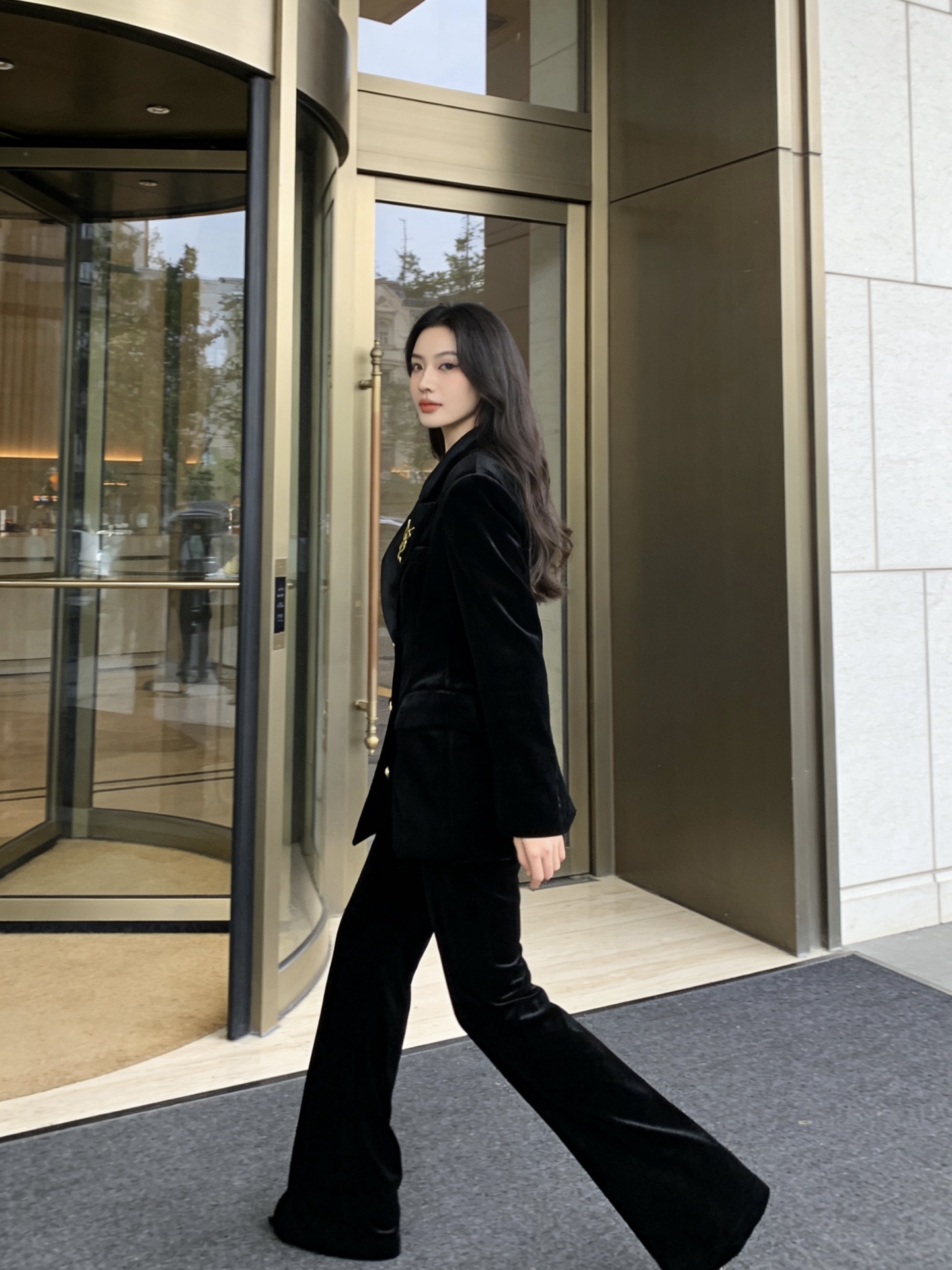 款号G 圣罗兰𝗦𝗔𝗜𝗡𝗧 𝗟𝗔𝗨𝗥𝗘𝗡𝗧新款丝绒两件套装！金色双排扣修身显瘦西装外套➕微喇叭瘦腿长裤西裤