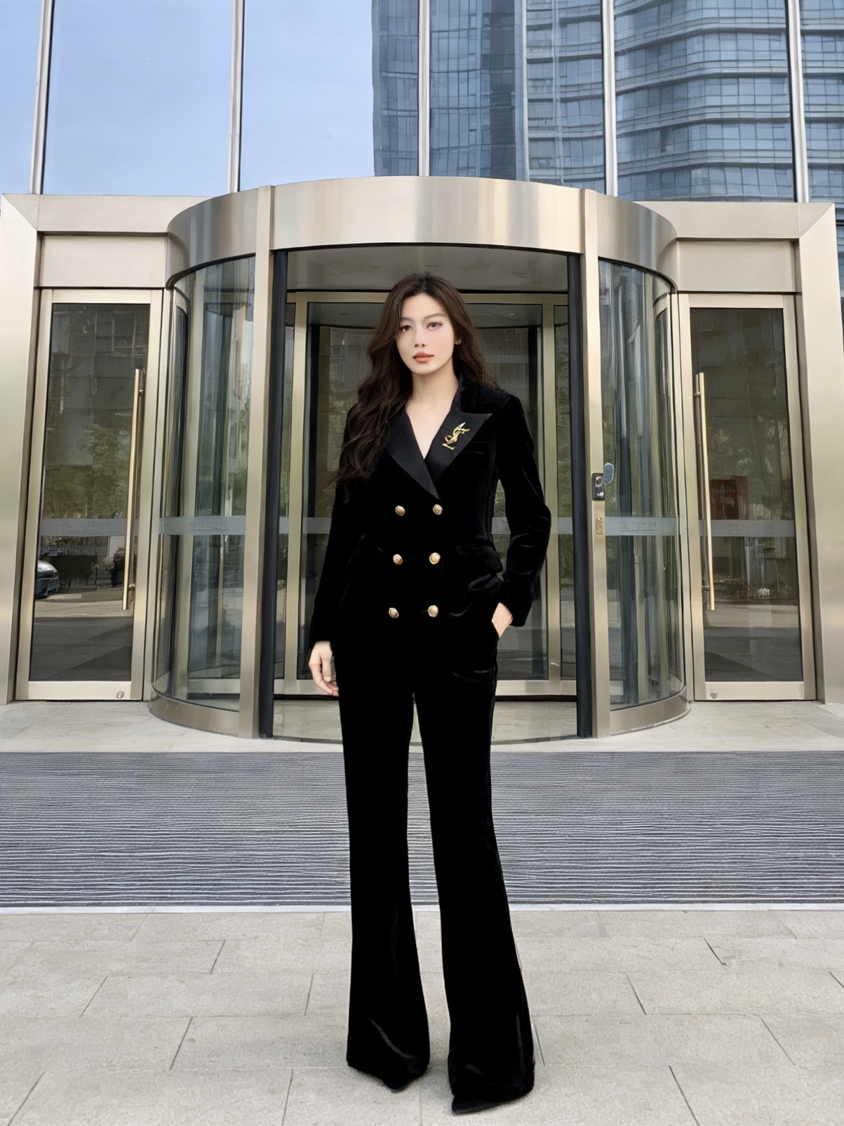 NO:720158,Style number G26012857 Yves Saint Laurent's new velvet two-piece suit!  Gold double-breasted slim fit blazer with slightly flared slim legs and trousers!  Black, (M size shoulder width 39 with shoulder pads, bust 84, sleeve length 57, dress length 65; waist 74, hip 88, pants length 102), saint laurent-clothing, saint laurent, jackets & coats, business suit,19860909款号G26012857 圣罗兰 新款丝绒两件套装！金色双排扣修身显瘦西装外套微喇叭瘦腿长裤西裤！黑色、（M码肩宽39有垫肩,胸围84,袖长57,衣长65； 腰围74,臀围88,裤长102）,圣罗兰-服装,saint laurent,jackets & coats,business suit,,Women's clothing