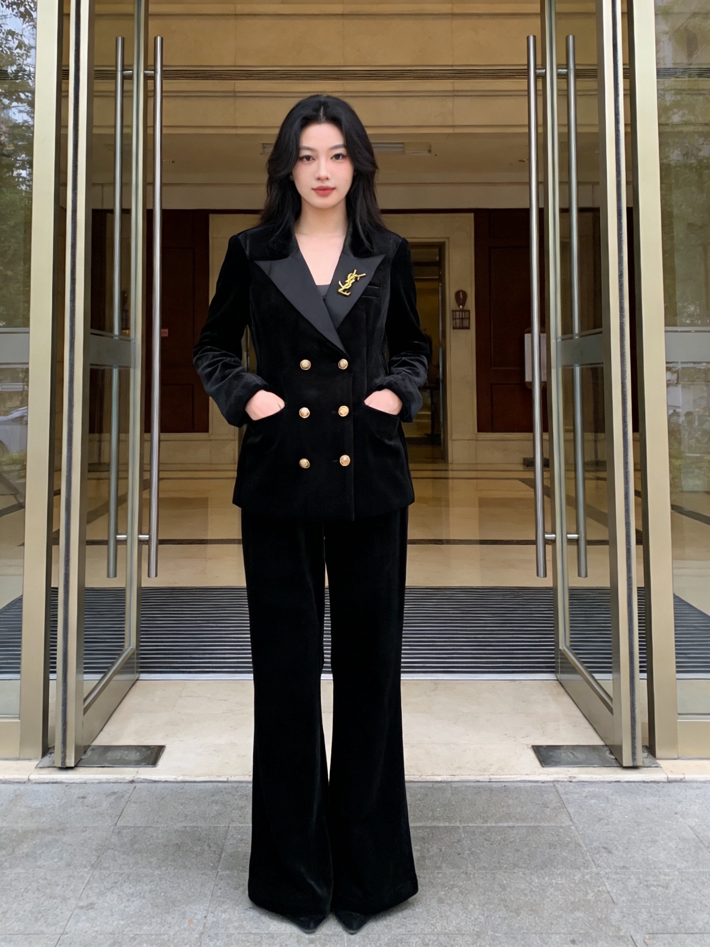 款号G 圣罗兰𝗦𝗔𝗜𝗡𝗧 𝗟𝗔𝗨𝗥𝗘𝗡𝗧新款丝绒两件套装！金色双排扣修身显瘦西装外套➕微喇叭瘦腿长裤西裤