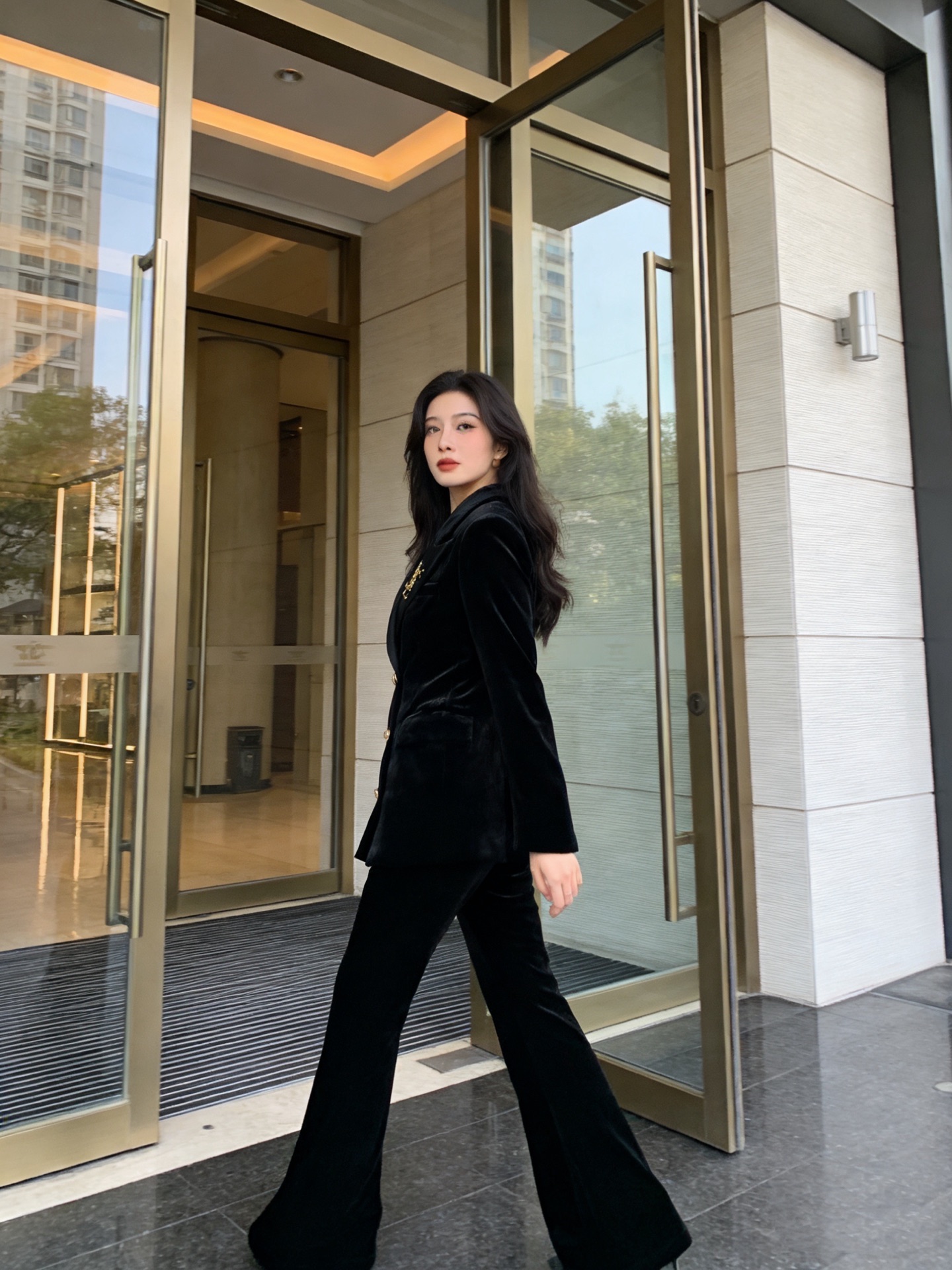 款号G 圣罗兰𝗦𝗔𝗜𝗡𝗧 𝗟𝗔𝗨𝗥𝗘𝗡𝗧新款丝绒两件套装！金色双排扣修身显瘦西装外套➕微喇叭瘦腿长裤西裤