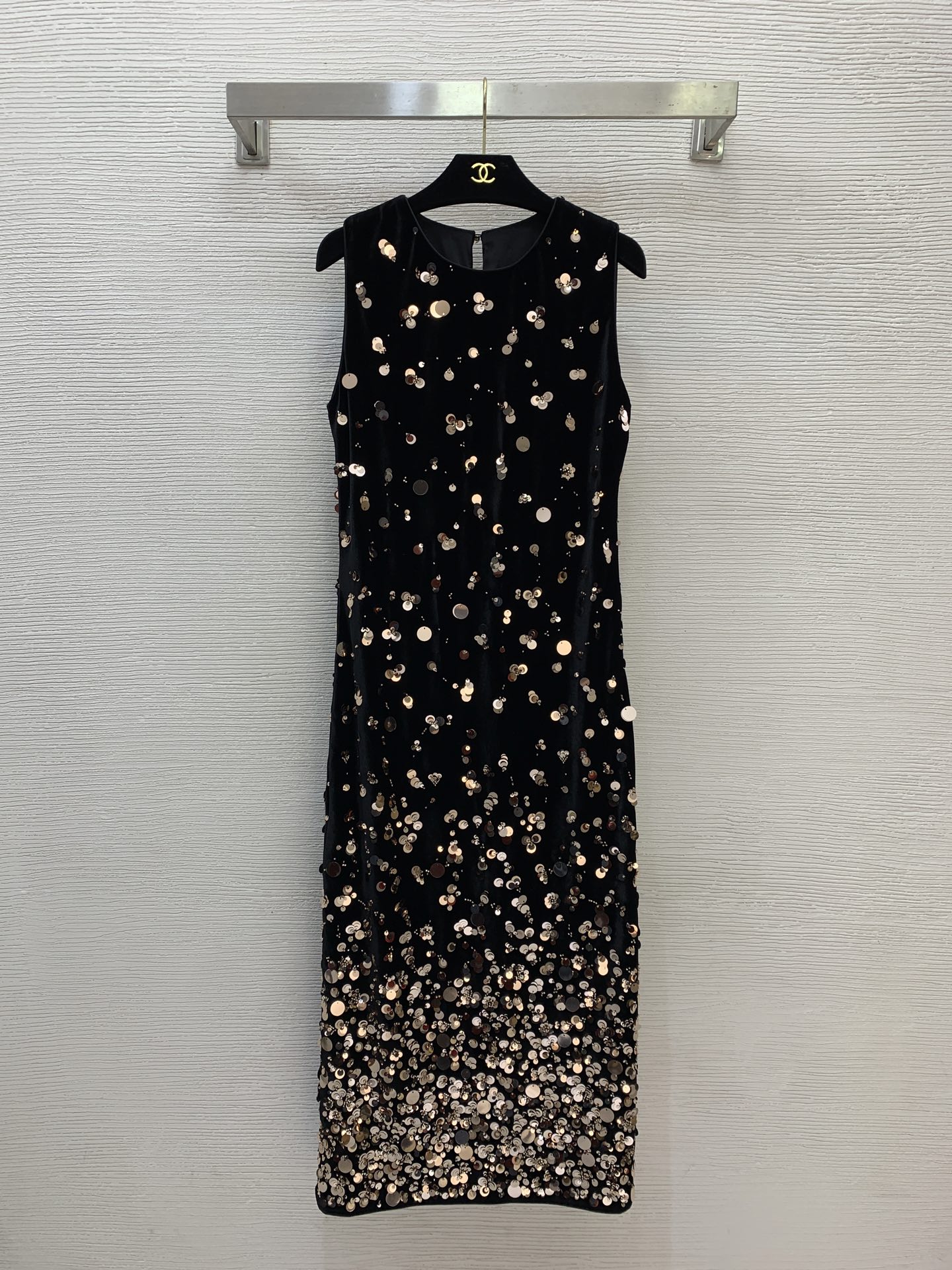 NO:732980,Style No. G26013086 Elegant and elegant banquet dress for socialites, new style for early spring 2026. Full body with heavy sequins and decorative side slits. Slim-fitting sleeveless vest velvet dress. It’s stunning when worn alone at annual gatherings!  Black gold, black red, (M size bust 88, skirt length 123) hair, skirts,19860909款号G26013086 气质名媛高级感宴会礼服裙2026年早春新款 满身重工珠片装饰侧开叉修身显瘦无袖背心丝绒连衣裙、年会聚会内搭单穿都很惊艳哦！黑金、黑红、 （M码胸围88,裙长123）发,,skirts,,Women's clothing