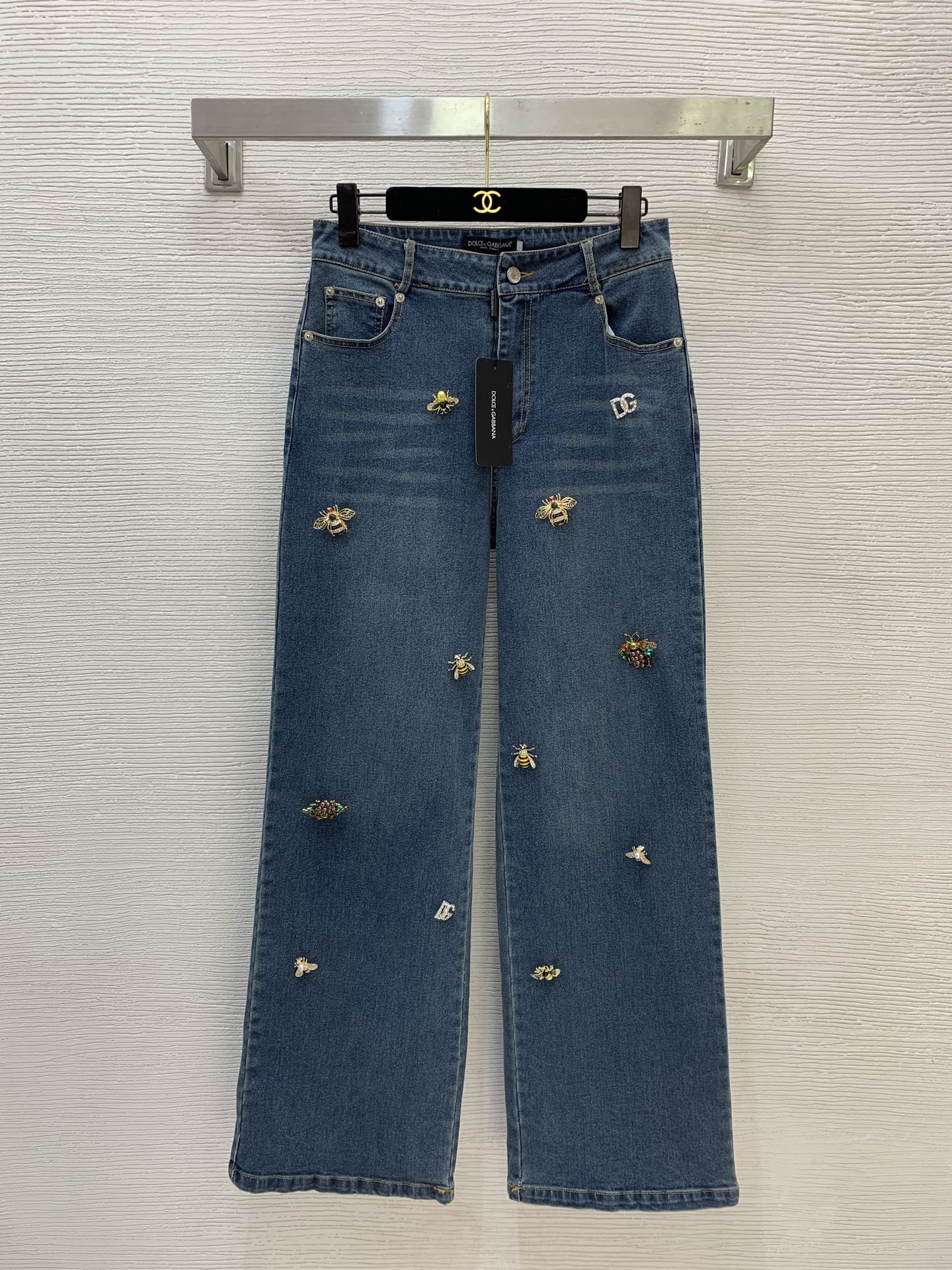 NO:733713,Style No. G13158 & Dolce & Gabbana DG’s new style, luxurious diamond-encrusted little bee logo pin accessories, fashionable and versatile straight-leg wide-leg jeans!  (M size waist 72, hips 94, pants length 105) Hair,,Dolce&Gabbana,jeans,19860909款号G13158 &杜嘉班纳DG新款 奢华镶钻小蜜蜂logo别针配件装饰、时尚百搭直筒阔腿牛仔裤！ （M码腰围72,臀围94,裤长105）发,,Dolce&Gabbana,jeans,,Women's clothing