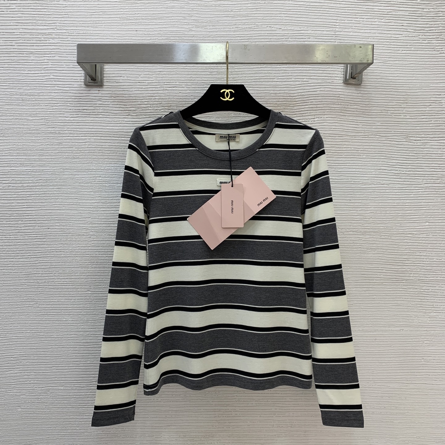 NO:720146,Model No. G26012953 MiuMi*u Miujia's new high version is made of high-quality wool Tencel cotton fabric, decorated with small letters and logos, contrasting stripes and color matching, slim fit, long-sleeved T-shirt base top!  Navy blue strip, gray strip, (S size bust 82, sleeve length 59, dress length 55) batch, Miu Miu-clothing, miumiu, tees, t-shirt,19860909款号G26012953 MiuMi*u缪家新款 高版本精选优质羊毛天丝棉面料、字母logo小标志装饰撞色条纹拼色修身显瘦长袖t恤打底上衣！藏蓝条、灰色条、 （S码胸围82,袖长59,衣长55）批,缪缪-服装,miumiu,tees，t-shirt,,Women's clothing