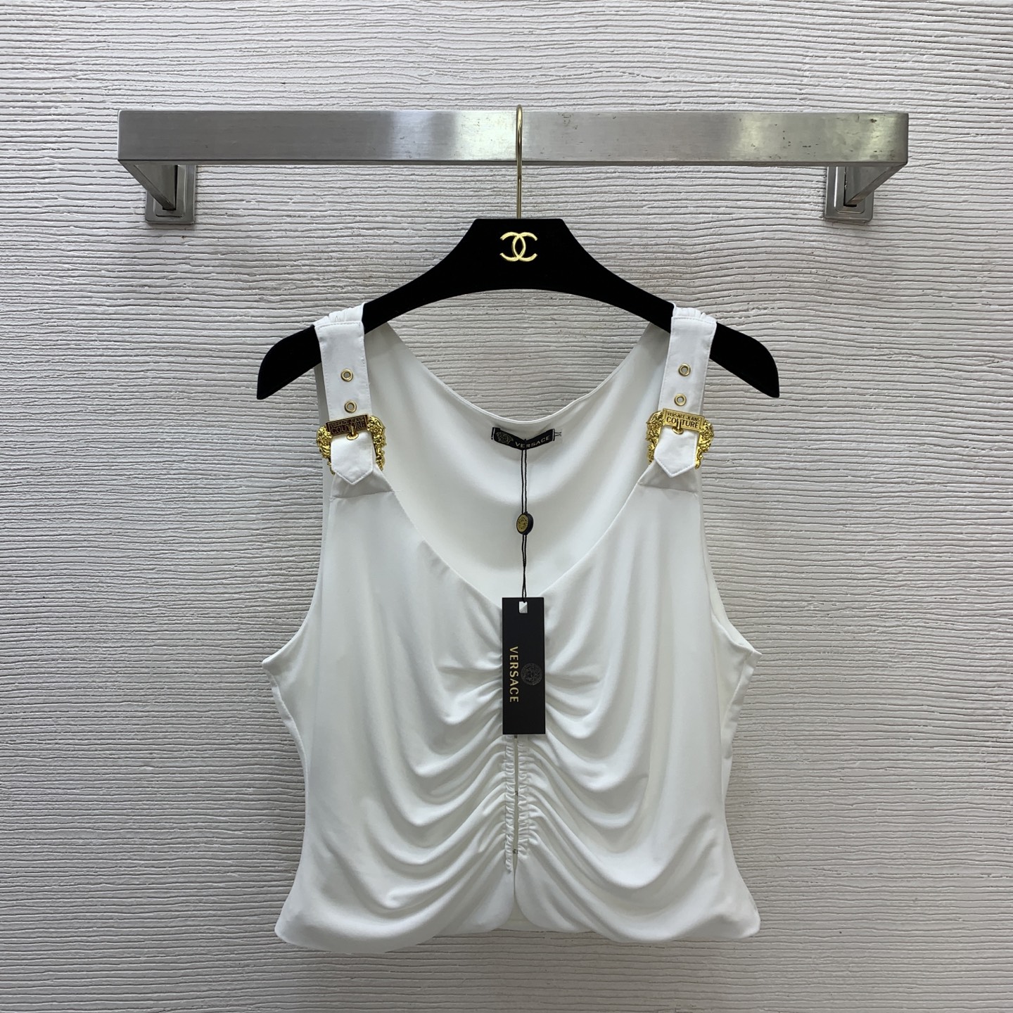 NO:737787,Model No. D26022686 VERSAC* new custom-made pure cotton high-elastic fabric is soft and comfortable!  Letter logo gold accessories hidden button placket V-neck camisole top!  Burgundy, coffee, black, white, S (M size bust 86, length 47) hair, versace,19860909款号D26022686 VERSAC*新款定制纯棉高弹力面料柔软舒适！字母logo金色配件隐藏扣门襟V字领吊带背心上衣！酒红、咖啡、黑色、白色、s （M码胸围86,衣长47）发,,versace,,Women's clothing