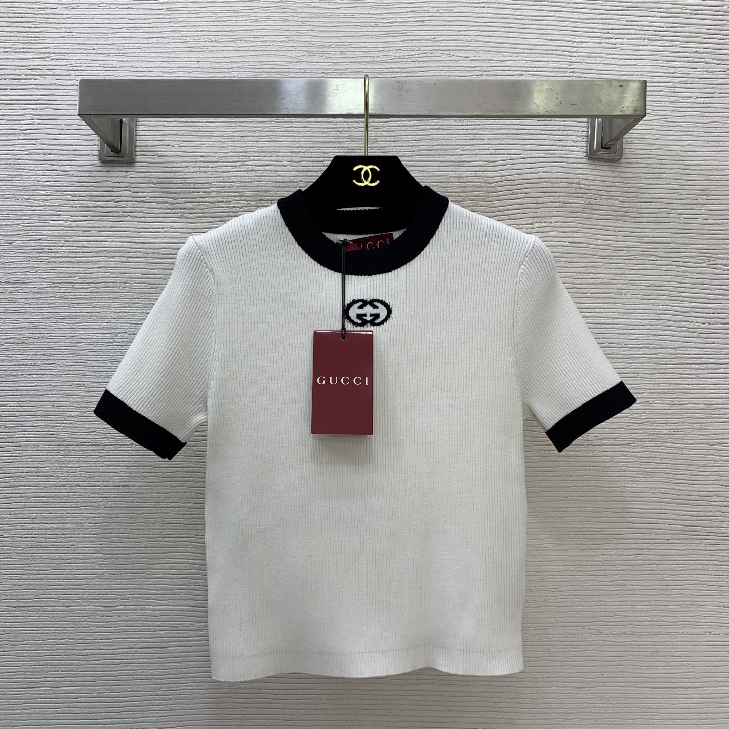 NO:732318,Model No. G26012943 GUCC* new high-end customized wool, mulberry and silk blended yarn fabric, contrasting edge GG letter logo decoration, slim fit short-sleeved sweater top!  White, black, (M size shoulder width 36, chest 72, sleeve length 20, dress length 49) hair, gucci, T-shirt,19860909款号G26012943 GUCC*新款 高端定制羊毛桑蚕丝混纺纱线面料、撞色边GG字母徽标装饰修身显瘦短袖针织衫上衣！白色、黑色、（M码肩宽36,胸围72,袖长20,衣长49）发,,gucci,T-shirt,,Women's clothing