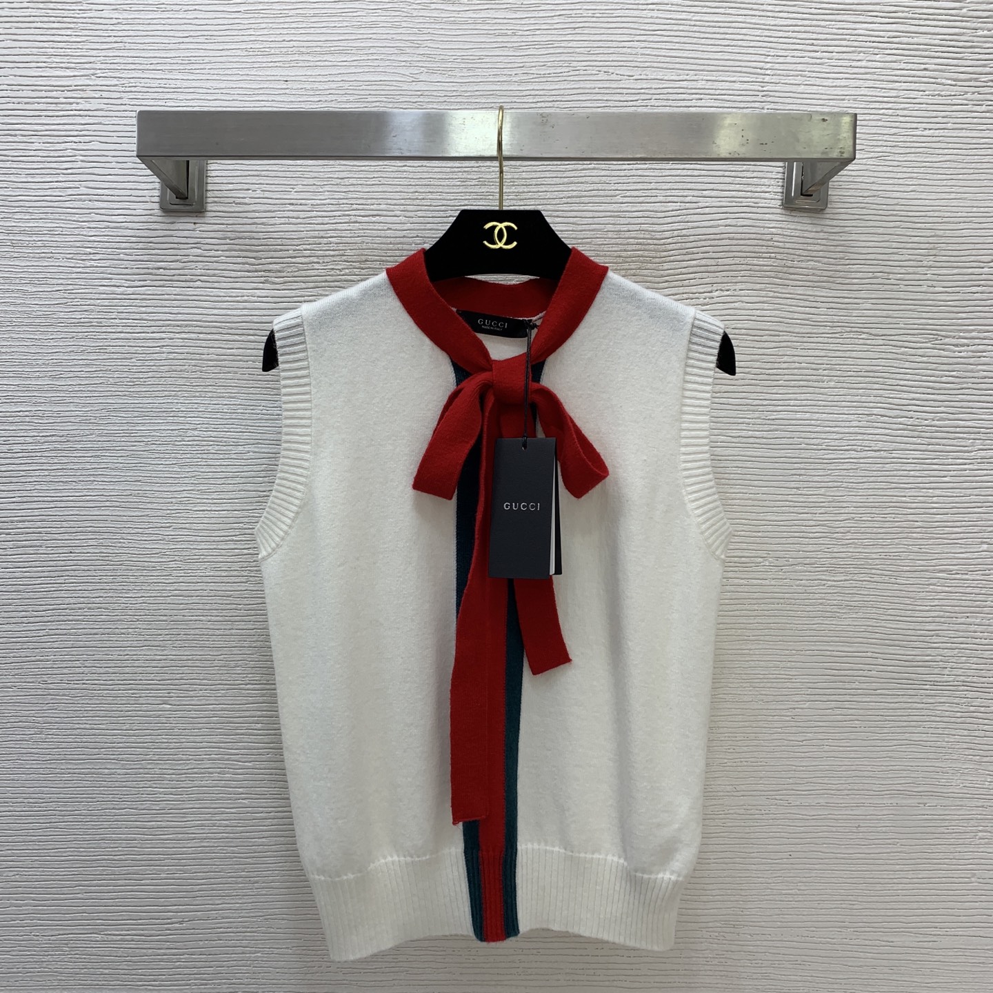 NO:733692,Model No. G26013148 GUCC* new model, high-end customized cashmere and wool blended fabric, red and green contrast stitching, bow tie and floating collar, slim fit, sleeveless knitted vest top!  Off-white, (M size bust 86, length 56) hair,,gucci,19860909款号G26013148 GUCC*新款 高端定制山羊绒羊毛混纺面料、红绿撞色拼接蝴蝶结系带飘带领子修身显瘦无袖针织背心上衣！米白色,（M码胸围86,衣长56）发,,gucci,,Women's clothing