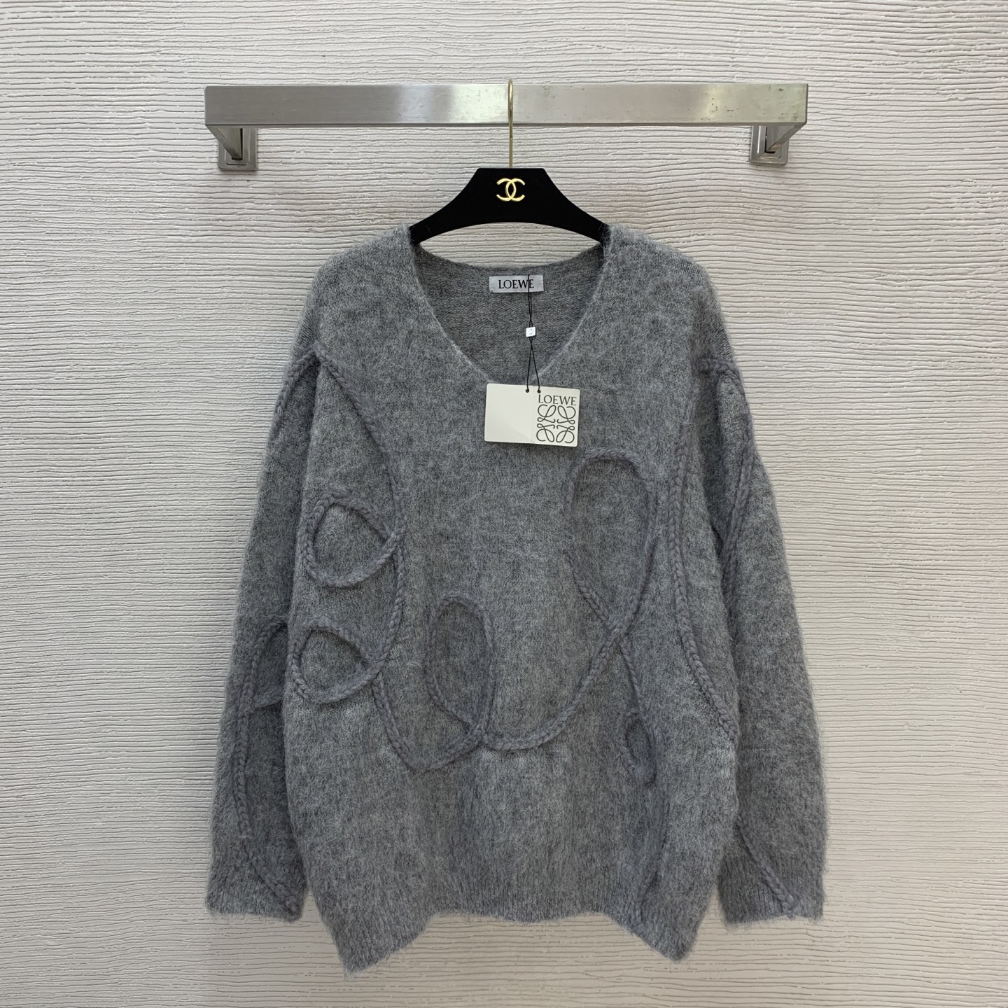 NO:722943,The highest version on the market, the girl will inspect the goods, trim the three marks on the threads, and ship the goods. If you want quality and service, please add me on WeChat. We will not accept urgent orders. Model No. 26022957 LOEW* The latest version of the highest version on the market, the girl will inspect the goods, trim the three marks on the threads, and ship the goods. If you want quality and service, please add me on WeChat, but we will not accept urgent orders. Three-dimensional twist knitted decorative loose and fashionable V-neck long-sleeved sweater sweater!  Gray, (L size shoulder width 55, chest 118, sleeve length 53, dress length 69), Loewe-clothing, loewe, loewe, sweaters,19860909市面最高版本小妹验货、修剪线头上三标、发货可发图及拍视频,要品质要服务的加我微信,不接急单.款号26022957 LOEW*新市面最高版本小妹验货、修剪线头上三标、发货可发图及拍视频,要品质要服务的加我微信,不接急单.款 立体麻花编织装饰宽松时尚V领长袖针织衫毛衣！灰色,（L码肩宽55,胸围118,袖长53,衣长69）,罗意威-服装,loewe,loewe,sweaters,,Women's clothing