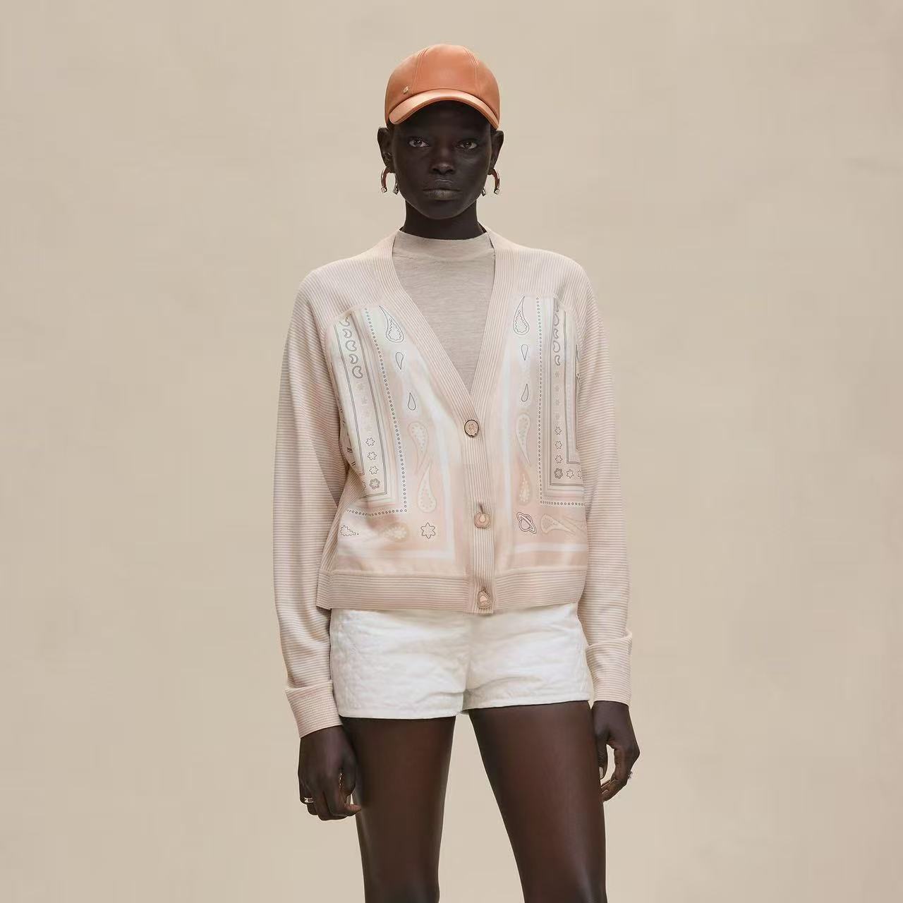 NO:775660,The highest version on the market, the girl will inspect the goods, trim the three marks on the threads, and deliver the goods. You can send pictures and take videos. If you want quality or service, please add me on WeChat. We will not accept urgent orders. Model No. G26012982  HERME*S* is the latest and highest version on the market. The girl inspects the goods, trims the three marks on the threads, and delivers the goods. You can send pictures and take videos. If you want quality or service, please add me on WeChat. We will not accept urgent orders. This high-end boutique custom fabric is made of 19mm silk twill spliced wool blend.  Spun knitted fabric, fashionable retro water droplets and star pattern printed button placket, V-neck, long sleeves and short, the highest version on the market. The girl inspects the goods, trims the three marks on the threads, and sends pictures and videos before delivery. If you want quality and service, please add me on WeChat. We will not accept urgent orders. This knitted cardigan top!  Khaki, rose pink, navy blue, (Size bust 98, raglan sleeve length 76, dress length 53), women's clothing, hermes, real silk,19860909市面最高版本小妹验货、修剪线头上三标、发货可发图及拍视频,要品质要服务的加我微信,不接急单.款号G26012982 HERME*S*新市面最高版本小妹验货、修剪线头上三标、发货可发图及拍视频,要品质要服务的加我微信,不接急单.款高端精品定制面料、采用19姆米真丝斜纹绸拼接羊毛混纺针织面料、时尚复古水滴小星星图案印花系扣门襟V领长袖短市面最高版本小妹验货、修剪线头上三标、发货可发图及拍视频,要品质要服务的加我微信,不接急单.款针织开衫上衣！卡其色、玫粉色、藏蓝色、 （S码胸围98,连肩袖长76,衣长53）,女装,hermes,real silk,,Women's clothing